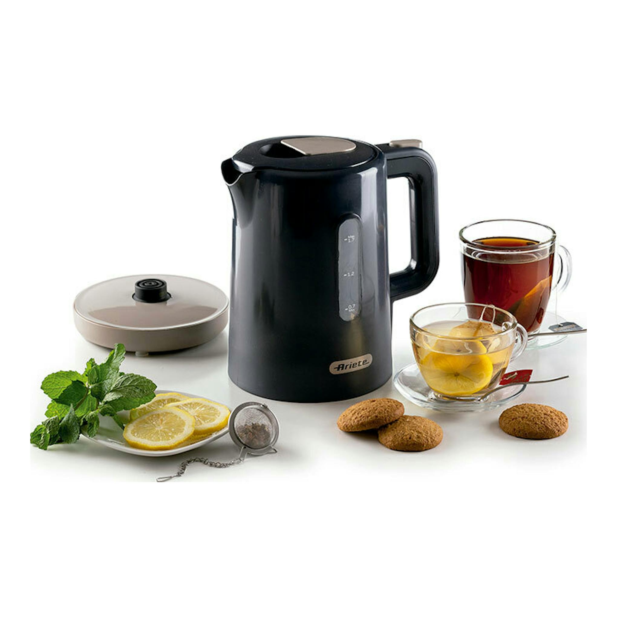 Hervidor eléctrico Ariete Breakfast grafito, vista frontal de tres cuartos, junto a tazas de té y limón.