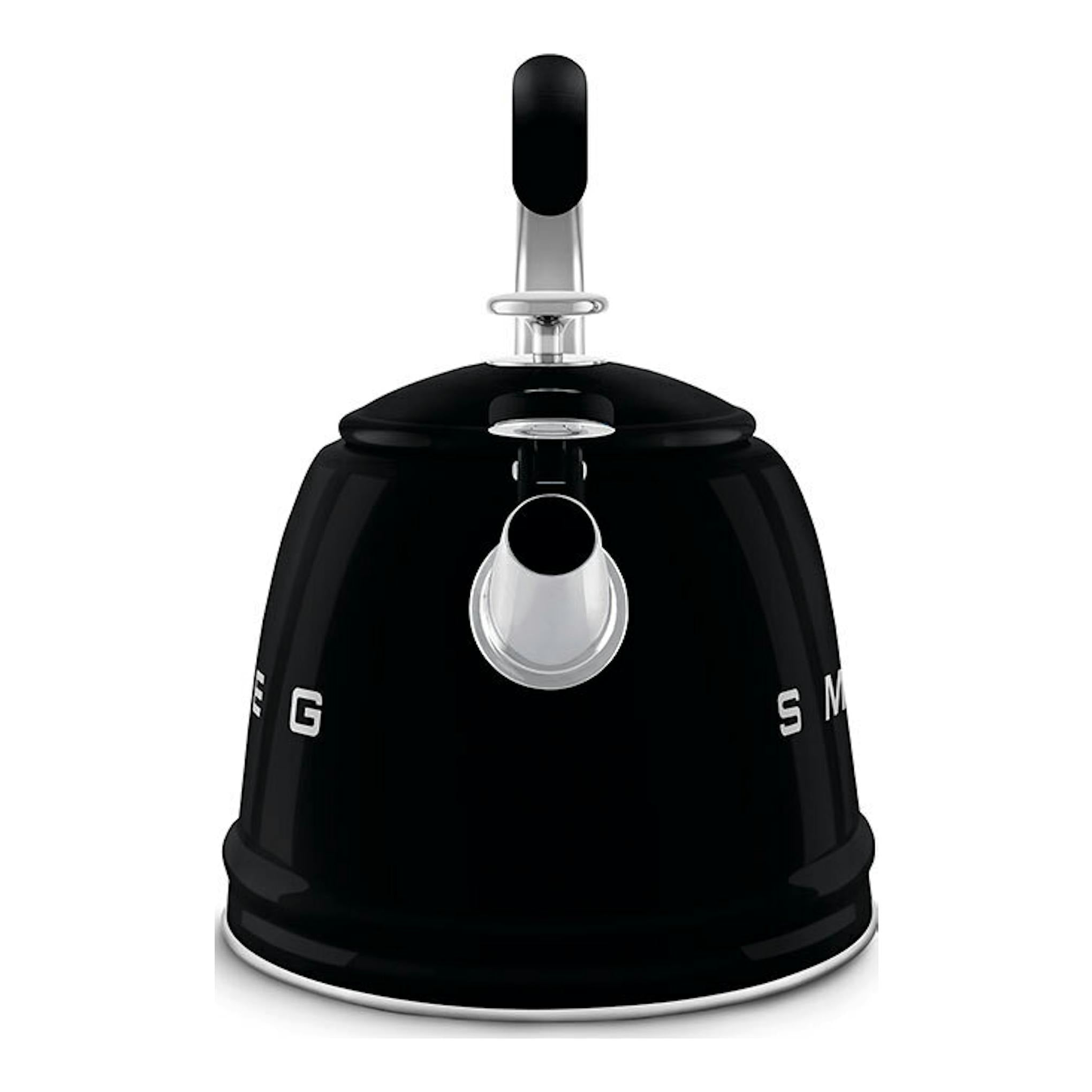 Hervidor silbante Smeg WKF01BL negro, vista frontal, con asa y pico vertedor plateados.