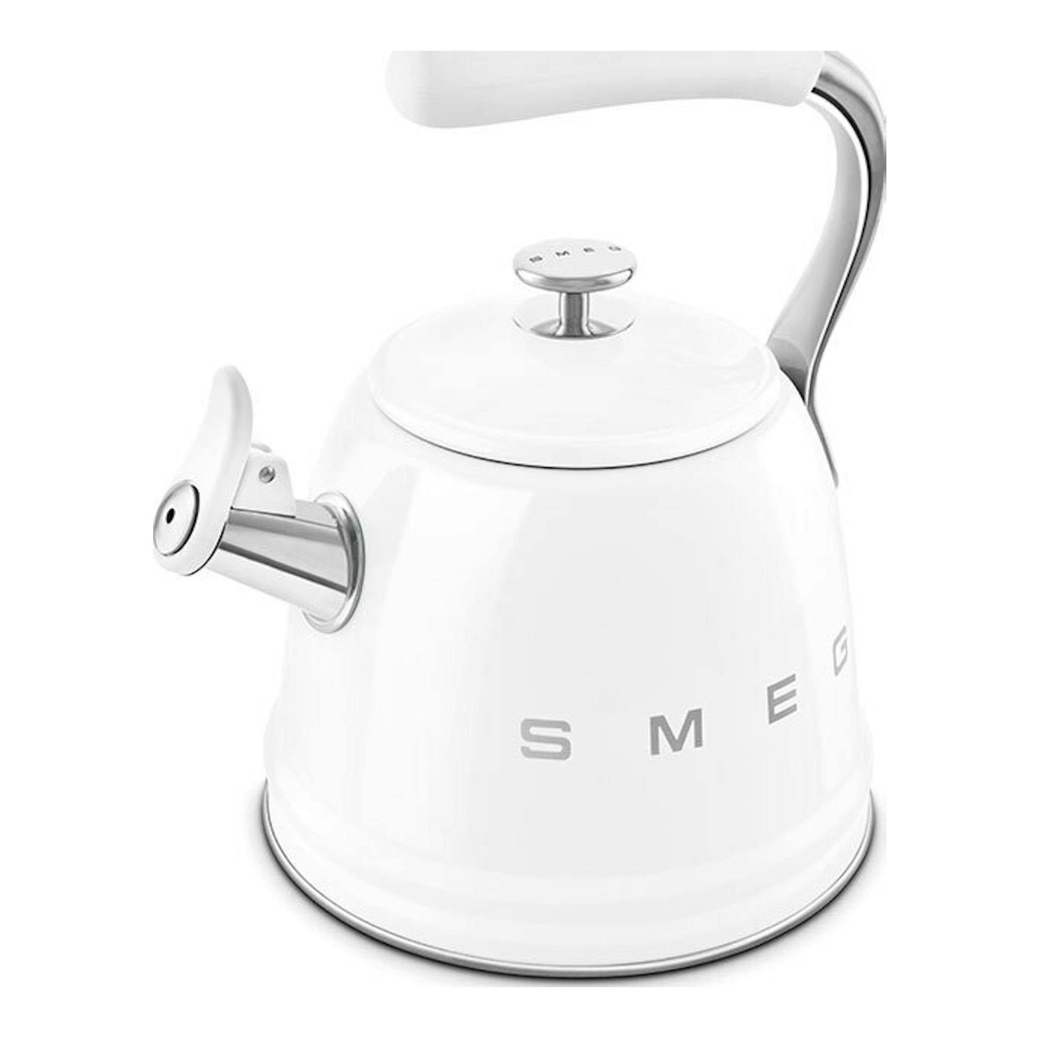 Hervidor silbante Smeg WKF01WH blanco, vista en ángulo, con pico y asa metálicos.