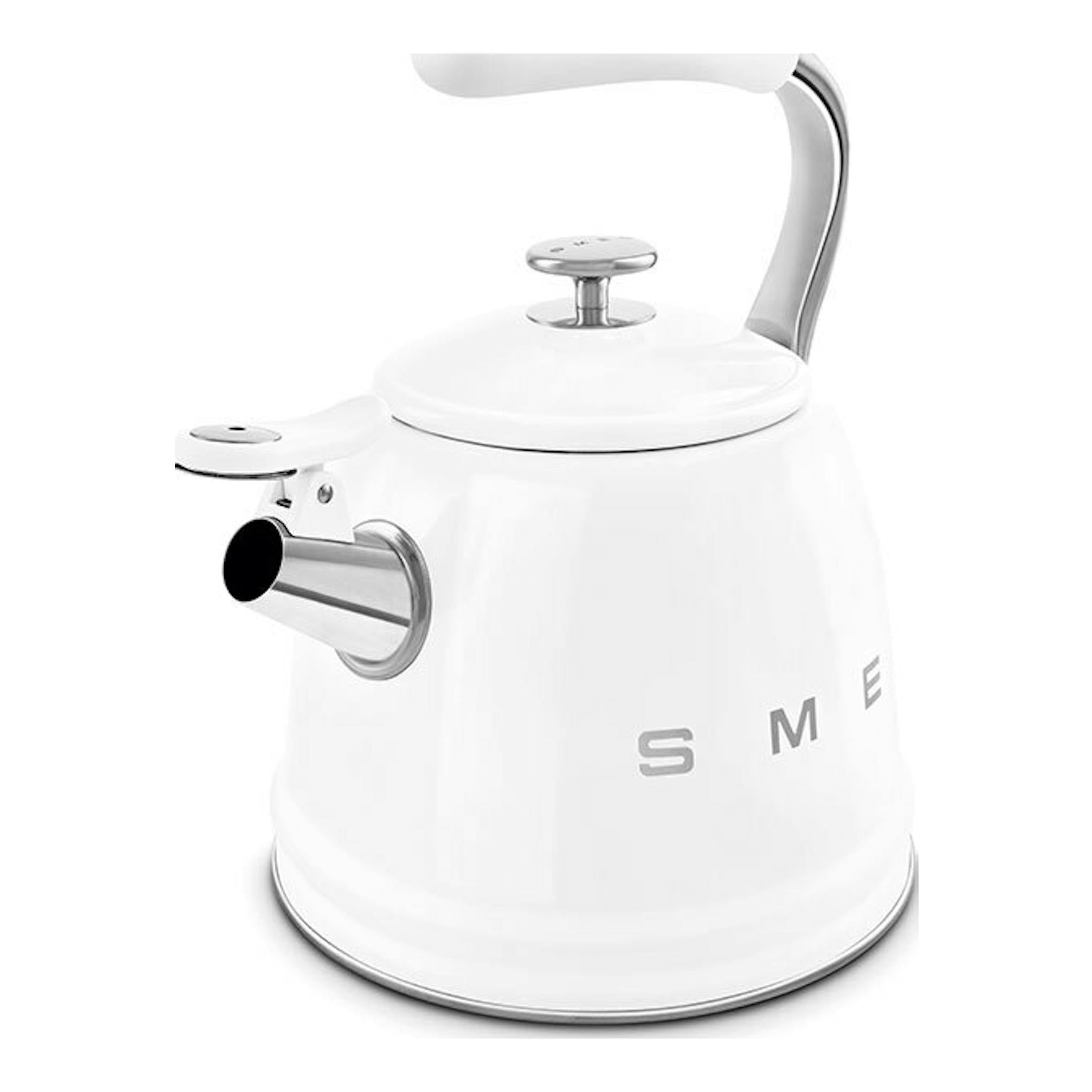 Hervidor silbante Smeg WKF01WH blanco, vista frontal en tres cuartos, con asa y boquilla cromadas.
