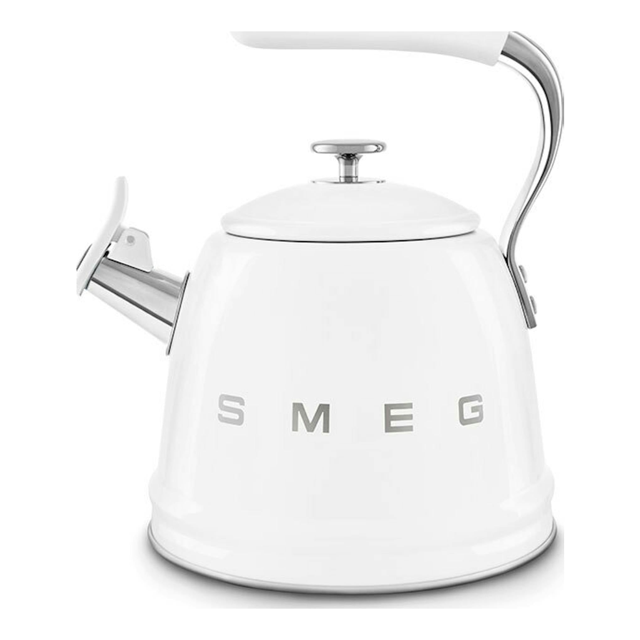Hervidor silbante Smeg WKF01WH blanco, vista frontal tres cuartos, con asa y boquilla cromadas.