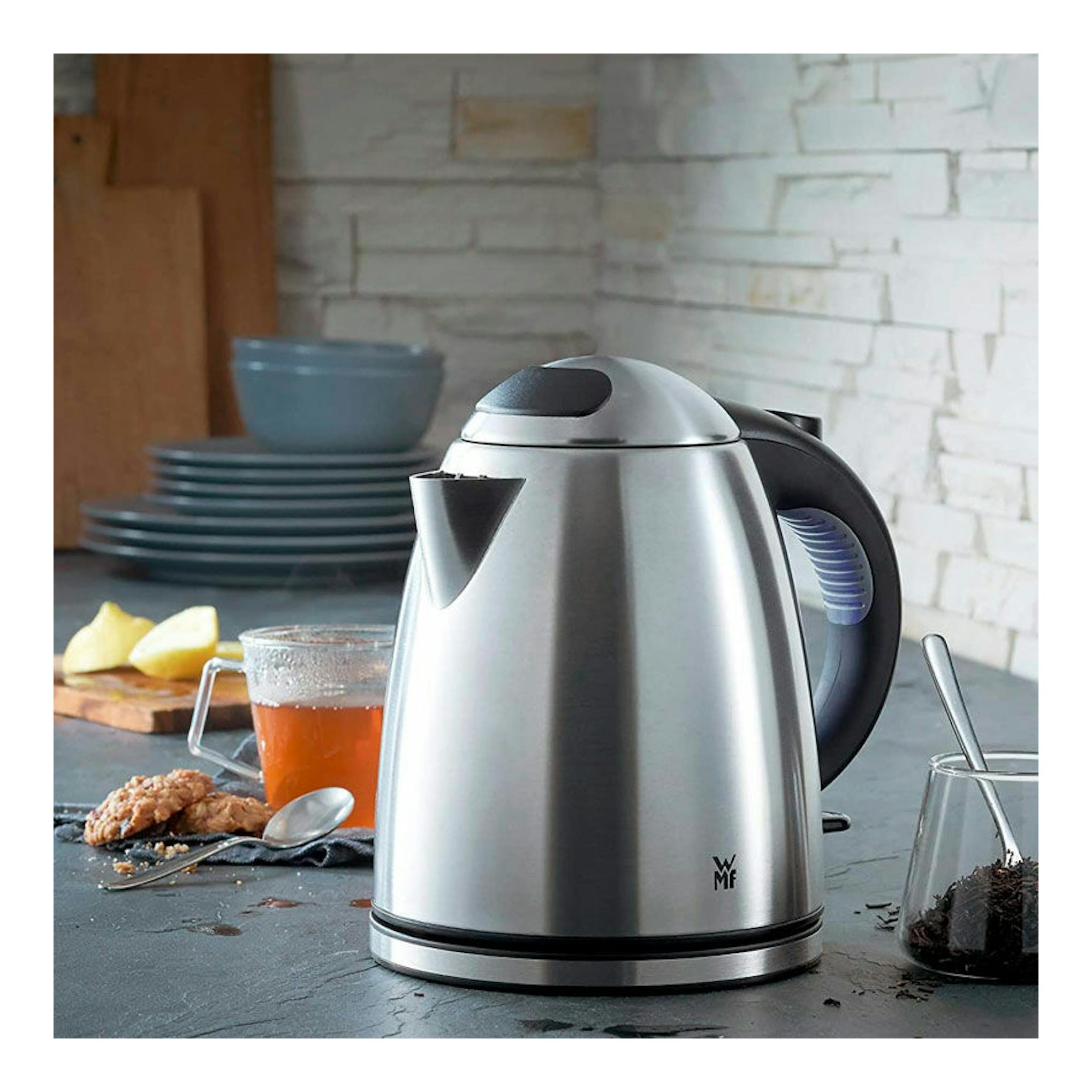 Hervidor WMF Stelio 1,2 L de acero inoxidable, vista frontal tres cuartos, con asa negra.
