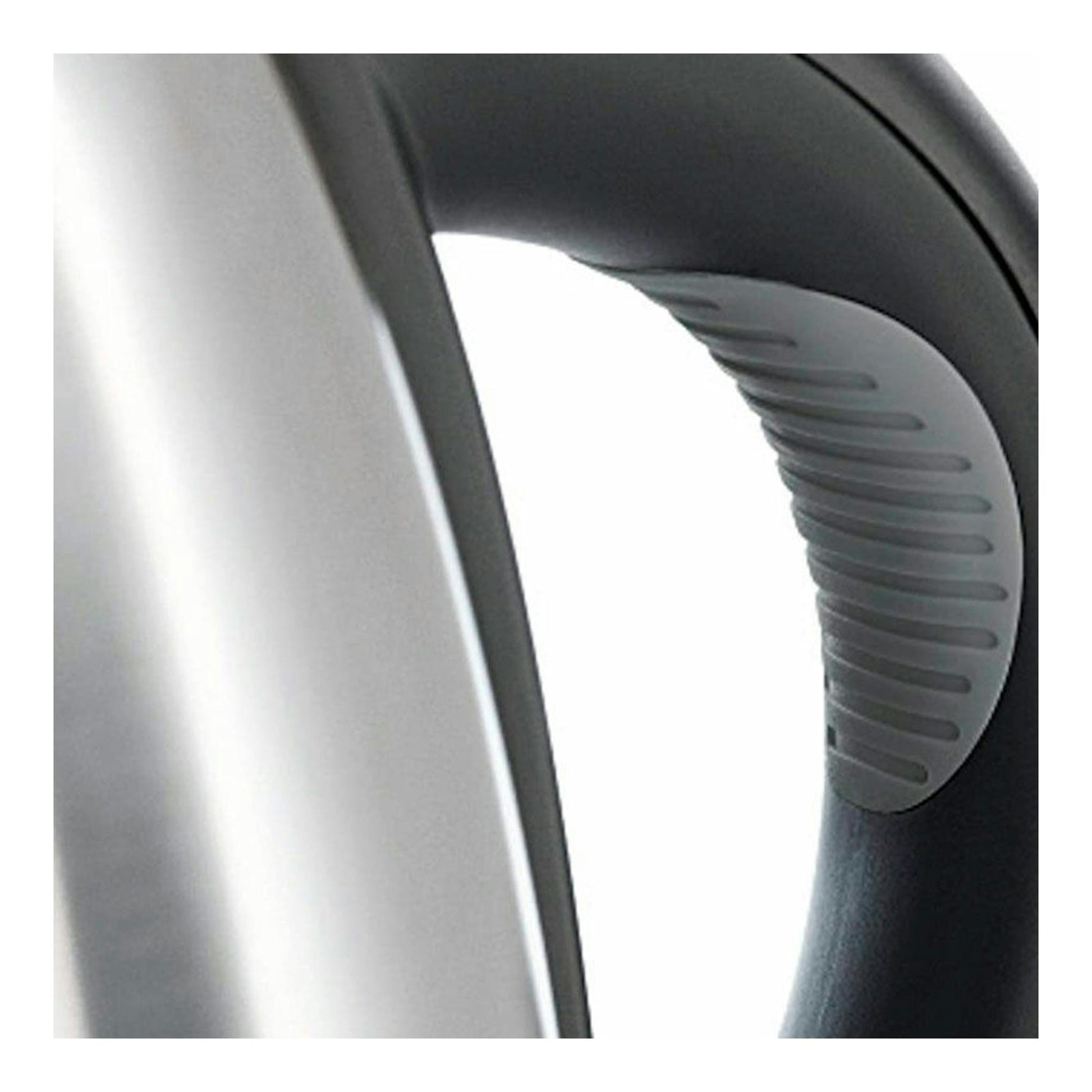Detalle en primer plano del hervidor WMF Stelio 1,2 L, cuerpo de acero inoxidable y asa negra.