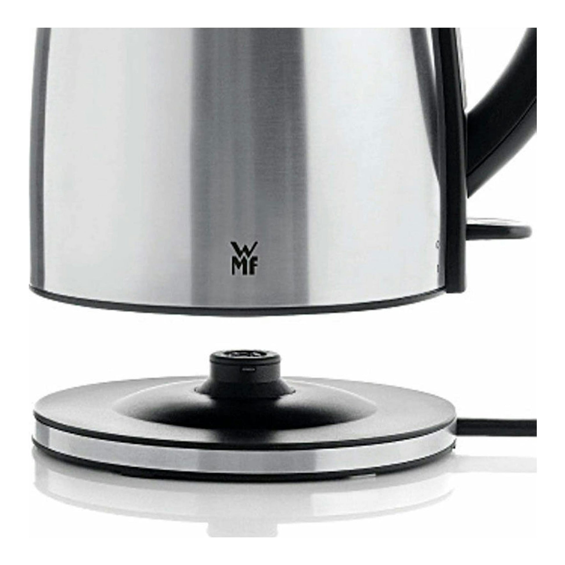 Hervidor WMF STELIO 1,2 L de acero inoxidable y negro, vista frontal parcial con base circular.