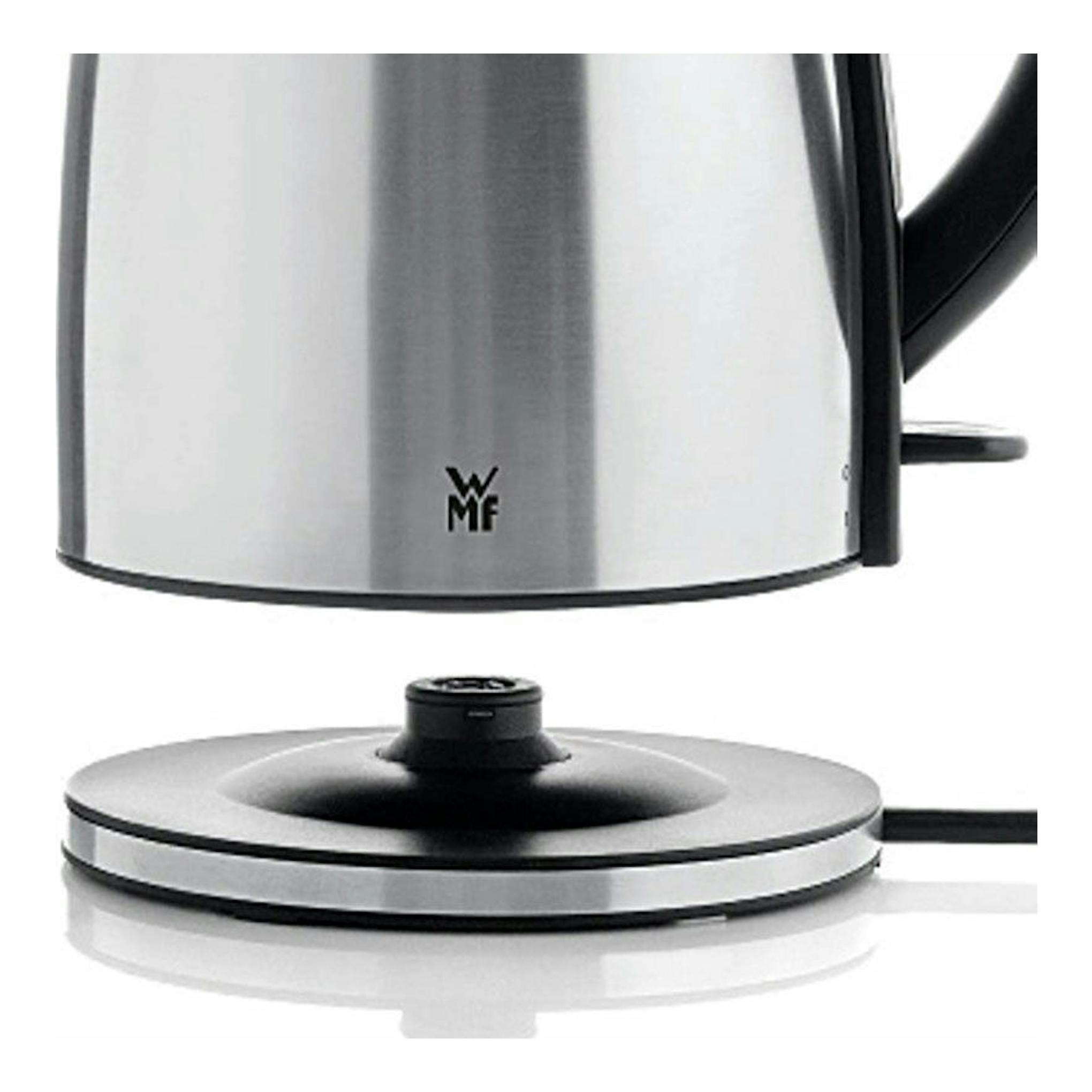 Hervidor WMF STELIO 1,2 L de acero inoxidable y negro, vista frontal parcial con base circular.