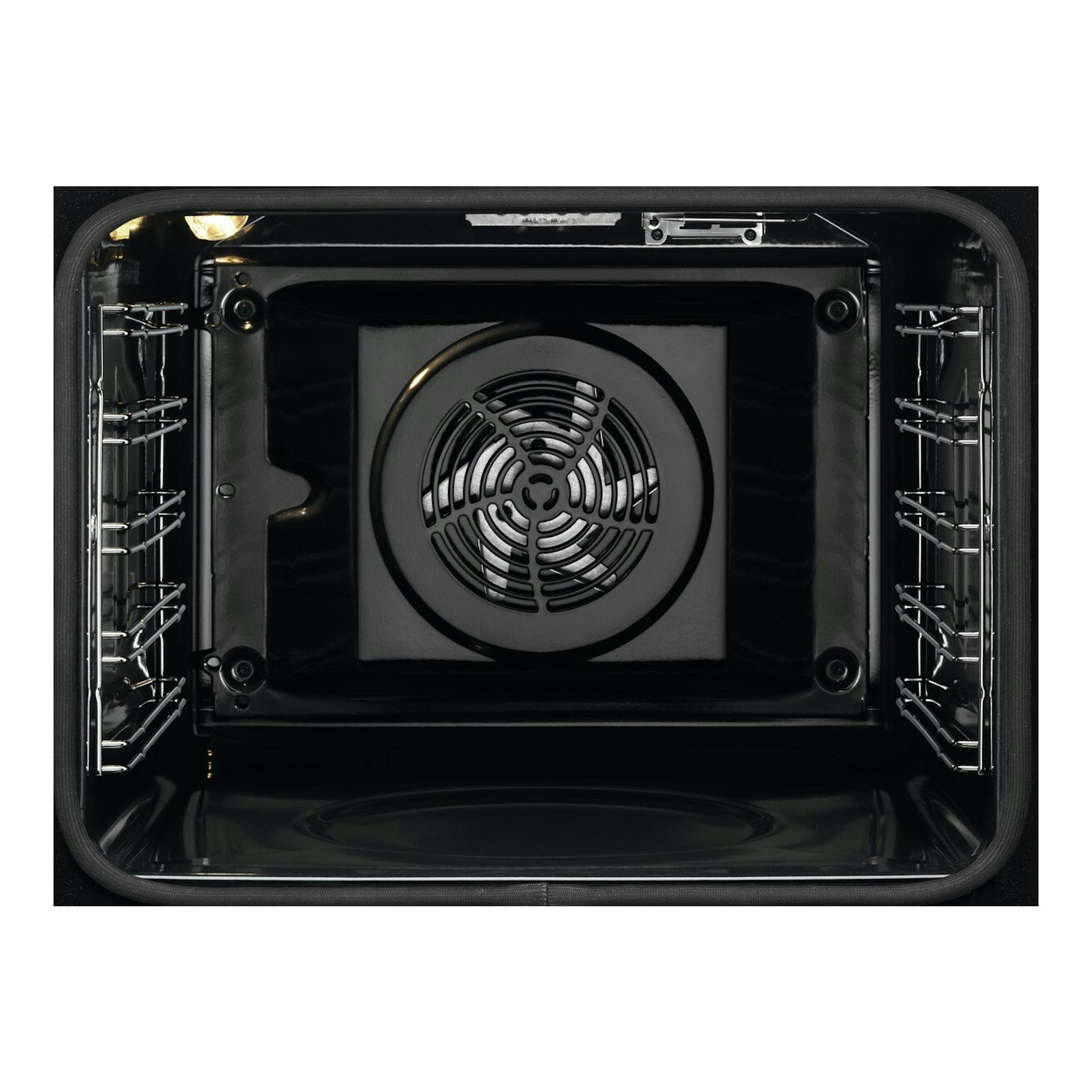 Interior de horno AEG BPE577161M en negro, vista frontal con ventilador central y guías laterales.