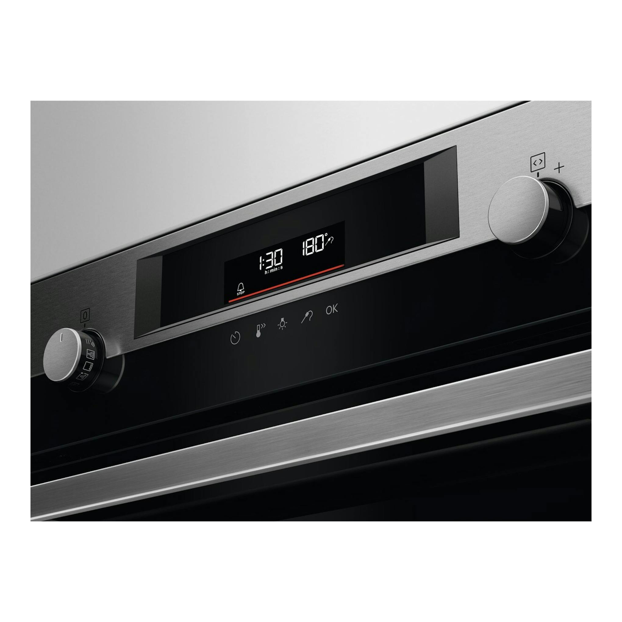 Horno empotrable AEG BPE577161M de acero inoxidable, vista frontal en primer plano con panel digital y dos mandos.
