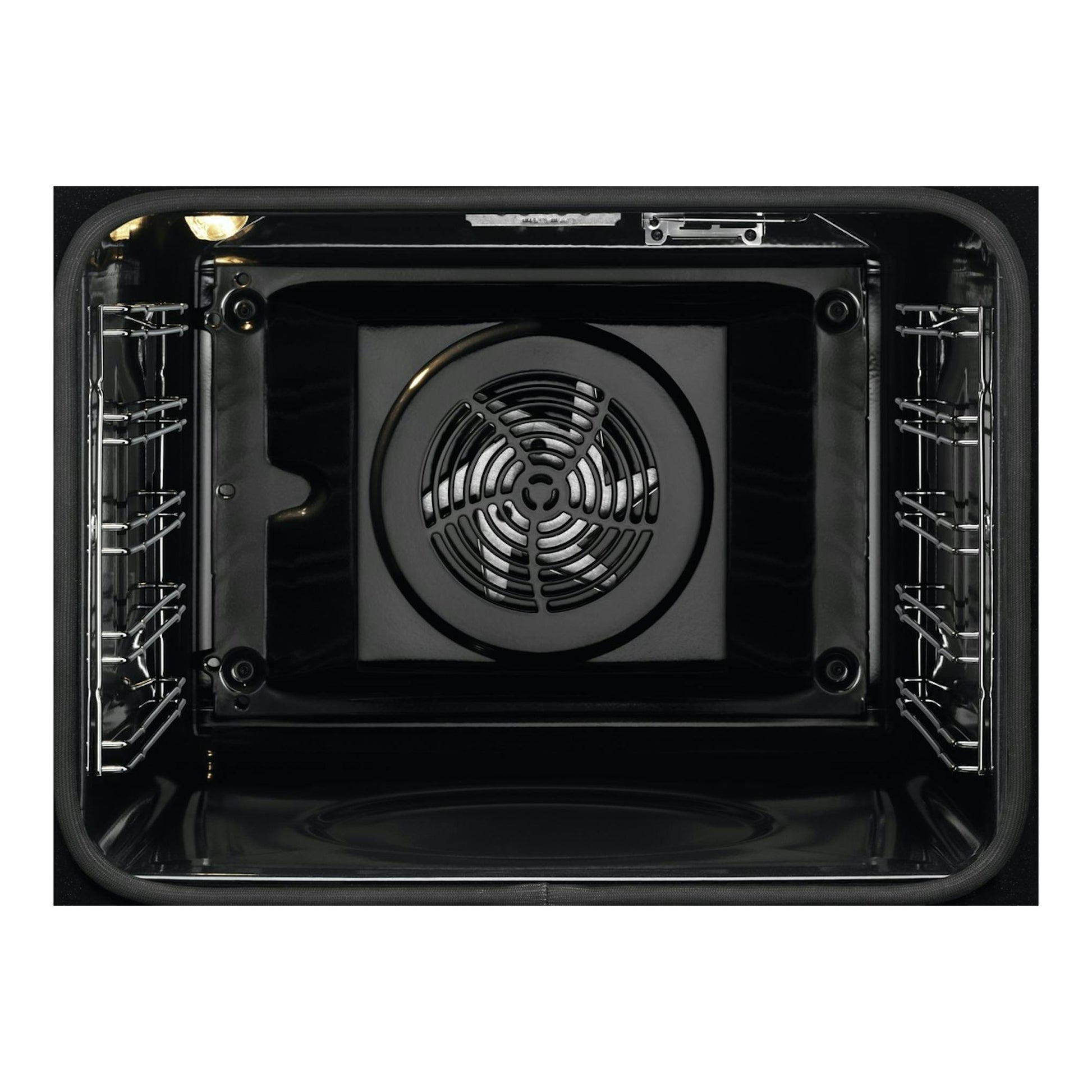 Interior de horno AEG BSE572360M negro, vista frontal con ventilador central y guías laterales.