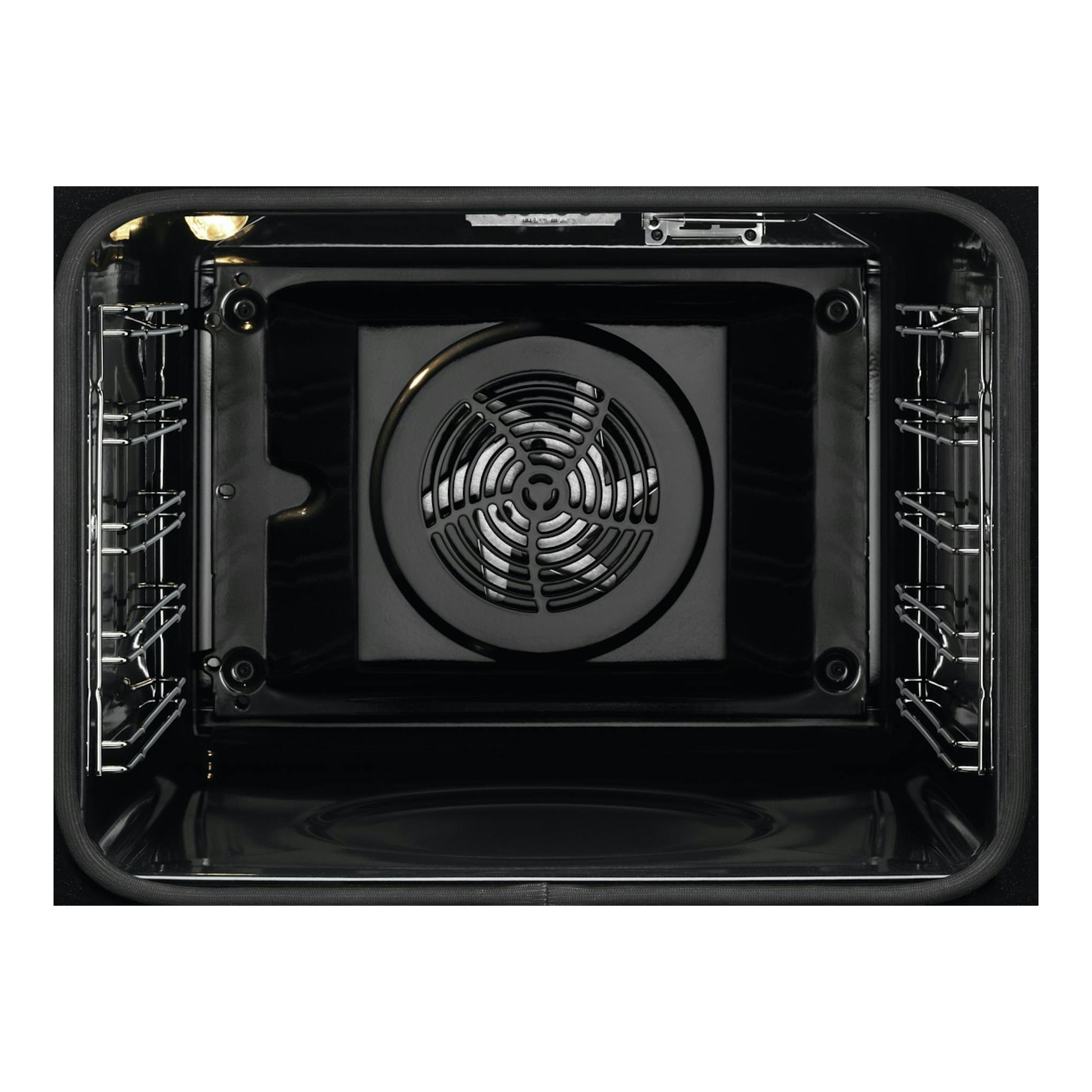 Interior de horno AEG BSE572360M negro, vista frontal con ventilador central y guías laterales.