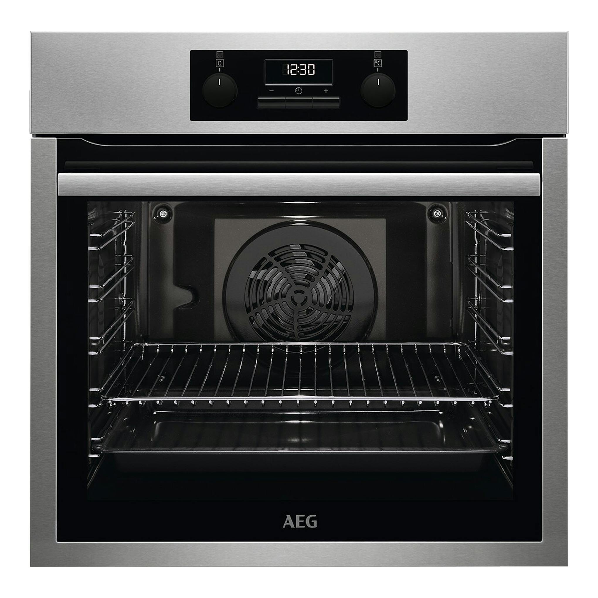Horno AEG BES331111M de acero inoxidable, vista frontal con interior negro y ventilador trasero.