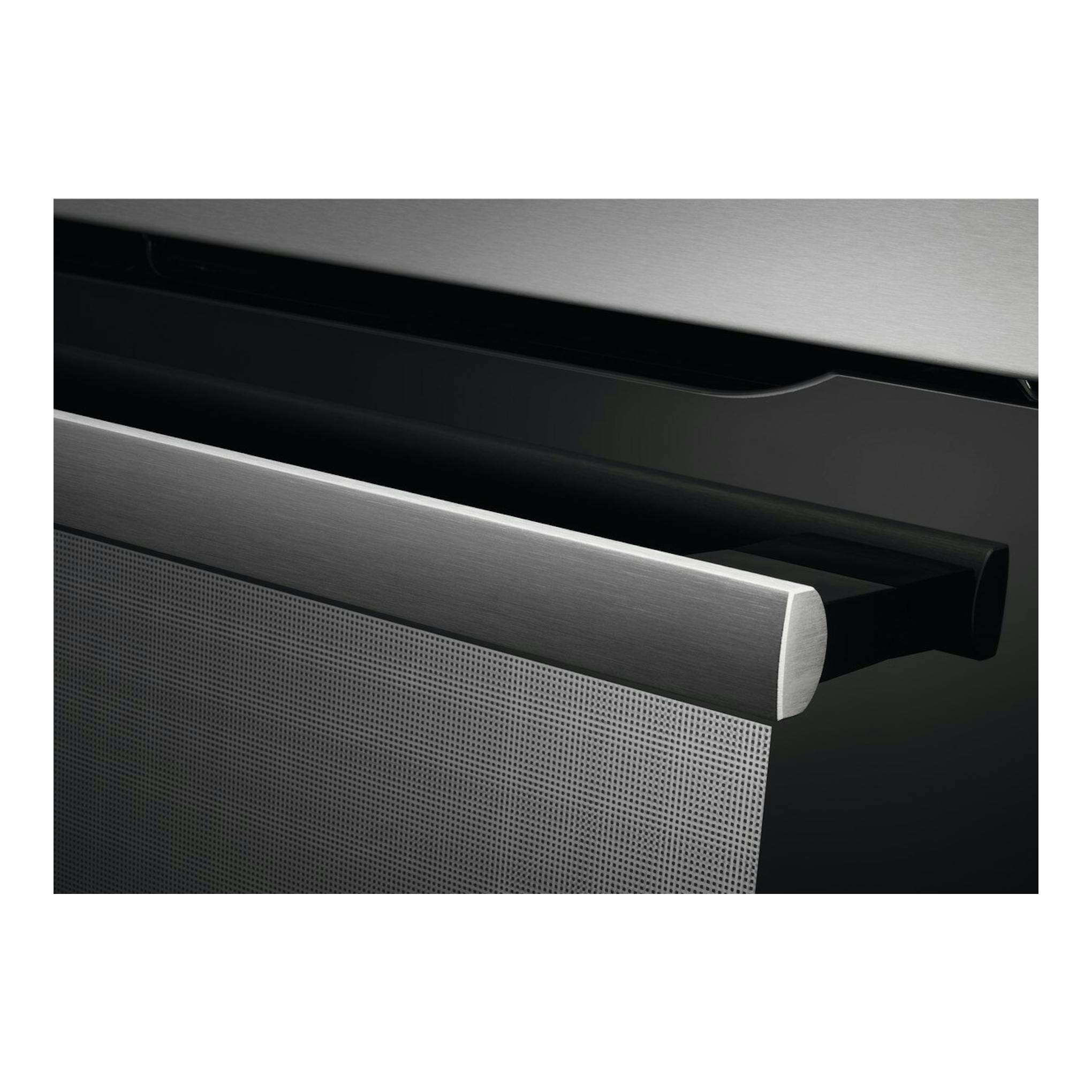 AEG BES331111M, primer plano del tirador de un horno empotrable en inox y cristal negro.