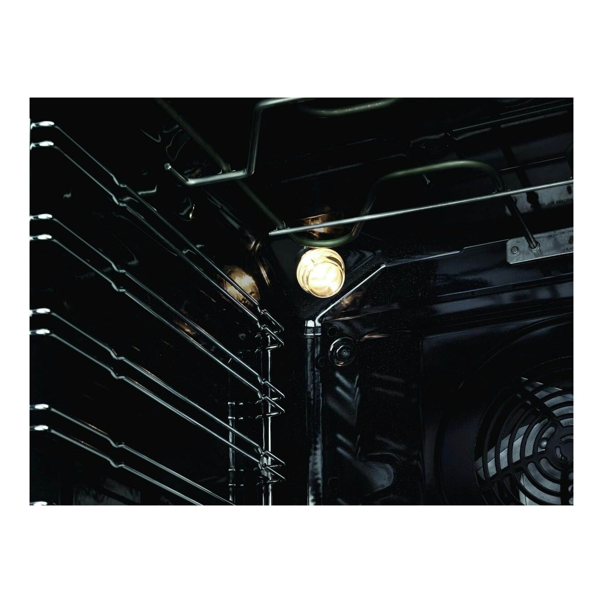 Interior del horno AEG BES331111M en negro, con luz interior, rejillas laterales y ventilador trasero.