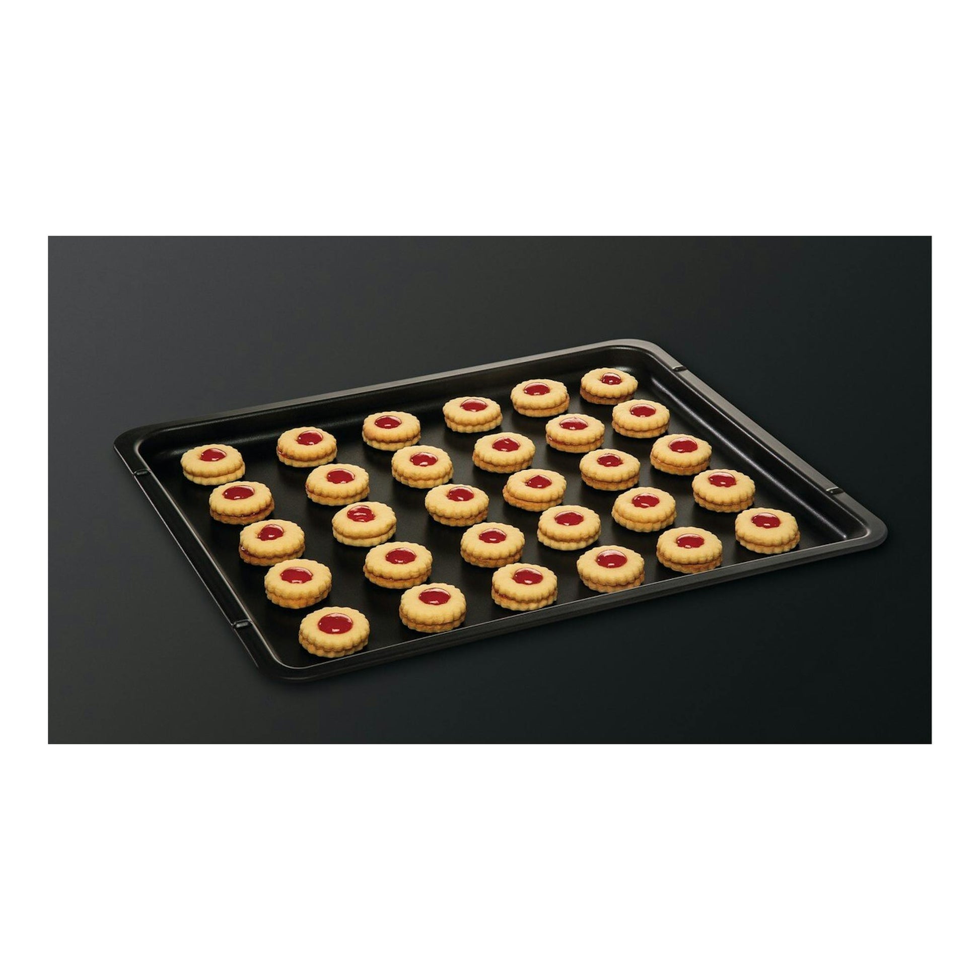 Bandeja de horno negra con galletas, vista en perspectiva; horno AEG BPB331061M.