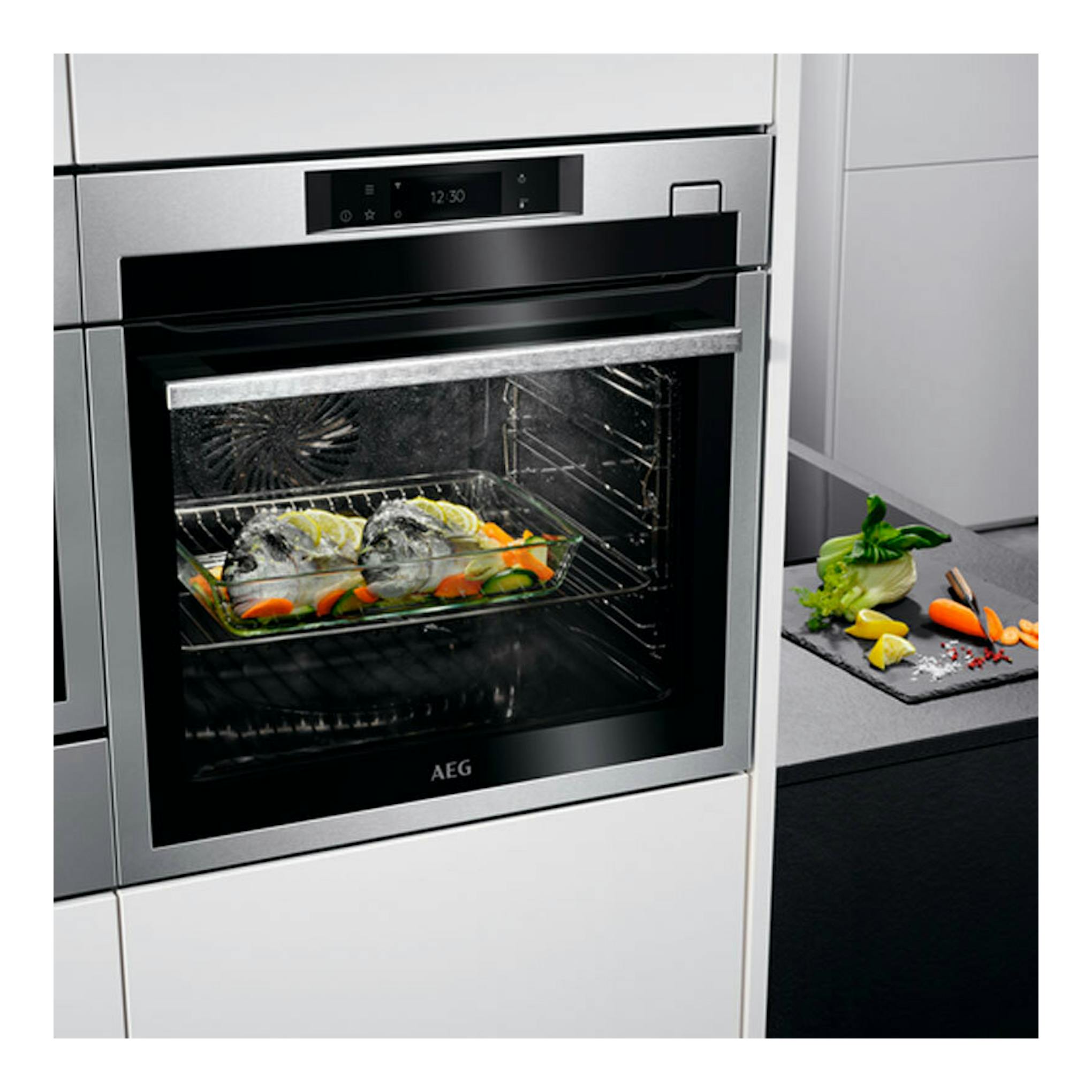 Horno empotrable AEG BSE782380M en acero inoxidable, vista frontal, con alimentos dentro.