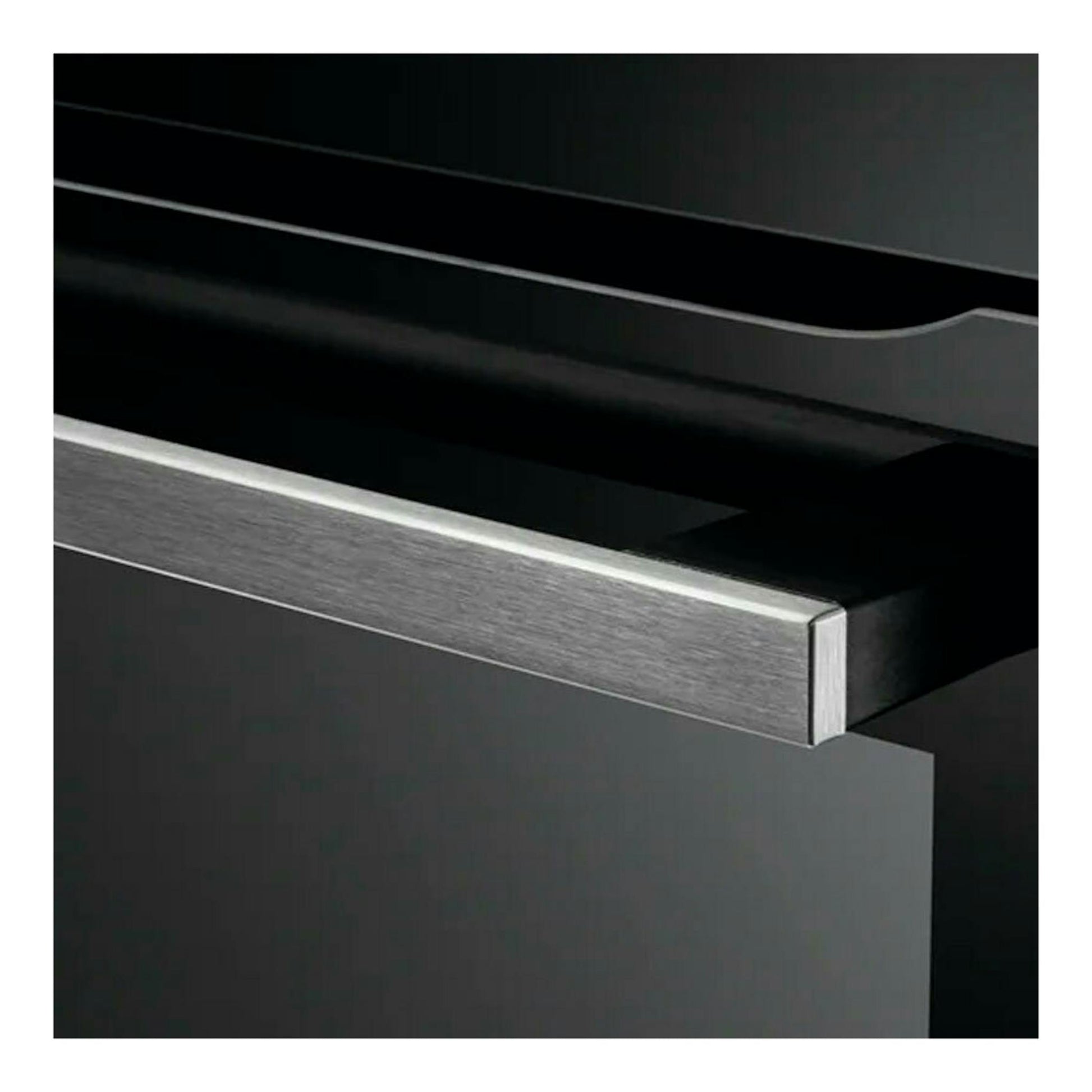 Horno AEG BSE782380M inox, detalle en primer plano del asa metálica y puerta negra.