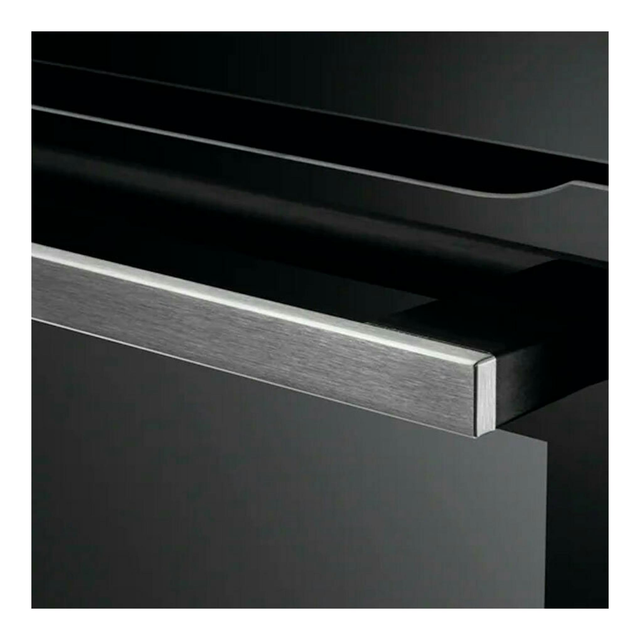 Horno AEG BSE782380M inox, detalle en primer plano del asa metálica y puerta negra.