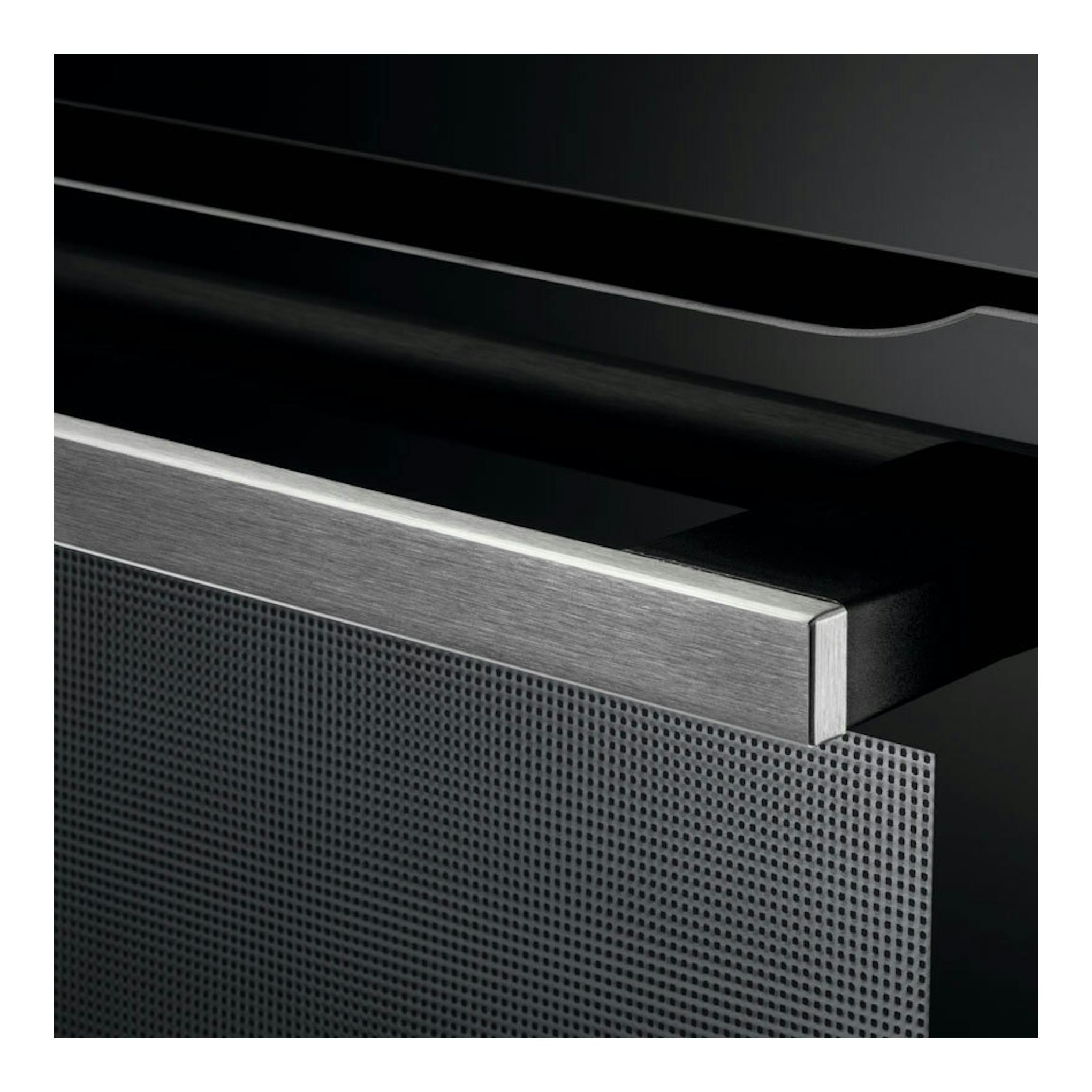 Horno AEG BSS578271M inox, detalle en primer plano de la puerta negra y borde frontal de acero cepillado.