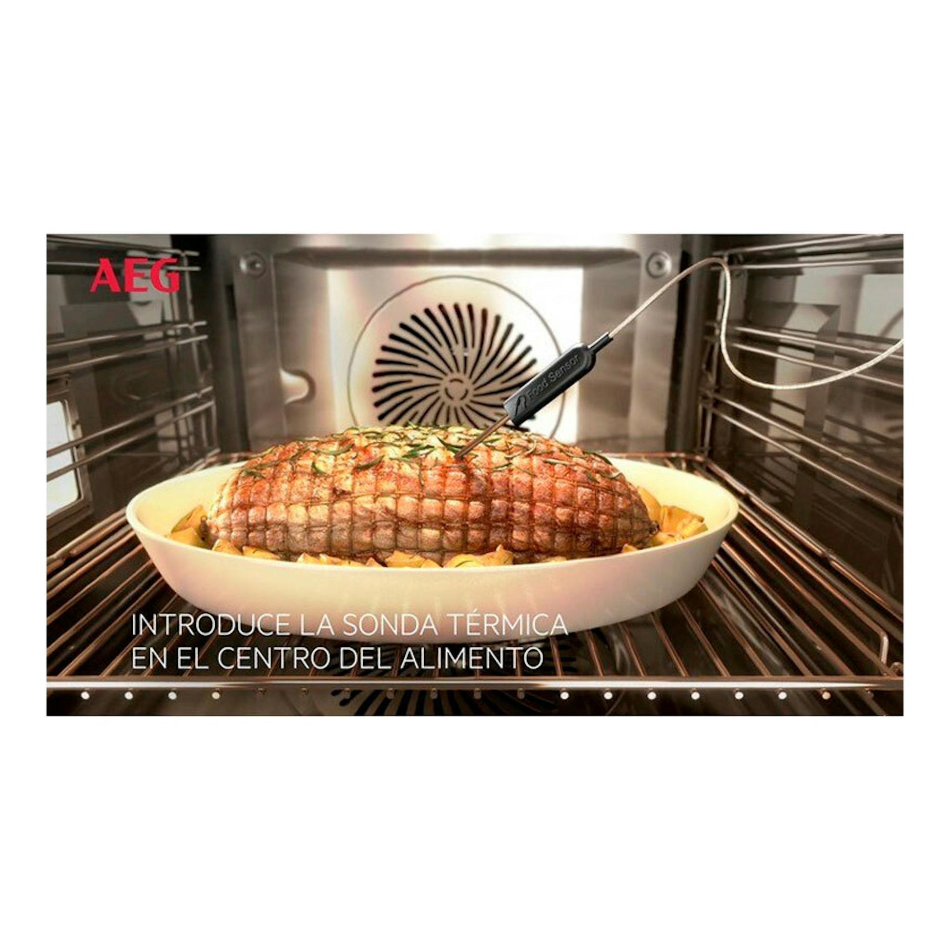 Vista frontal del interior de un horno AEG BSS578271M inox, con asado en bandeja y sonda térmica.