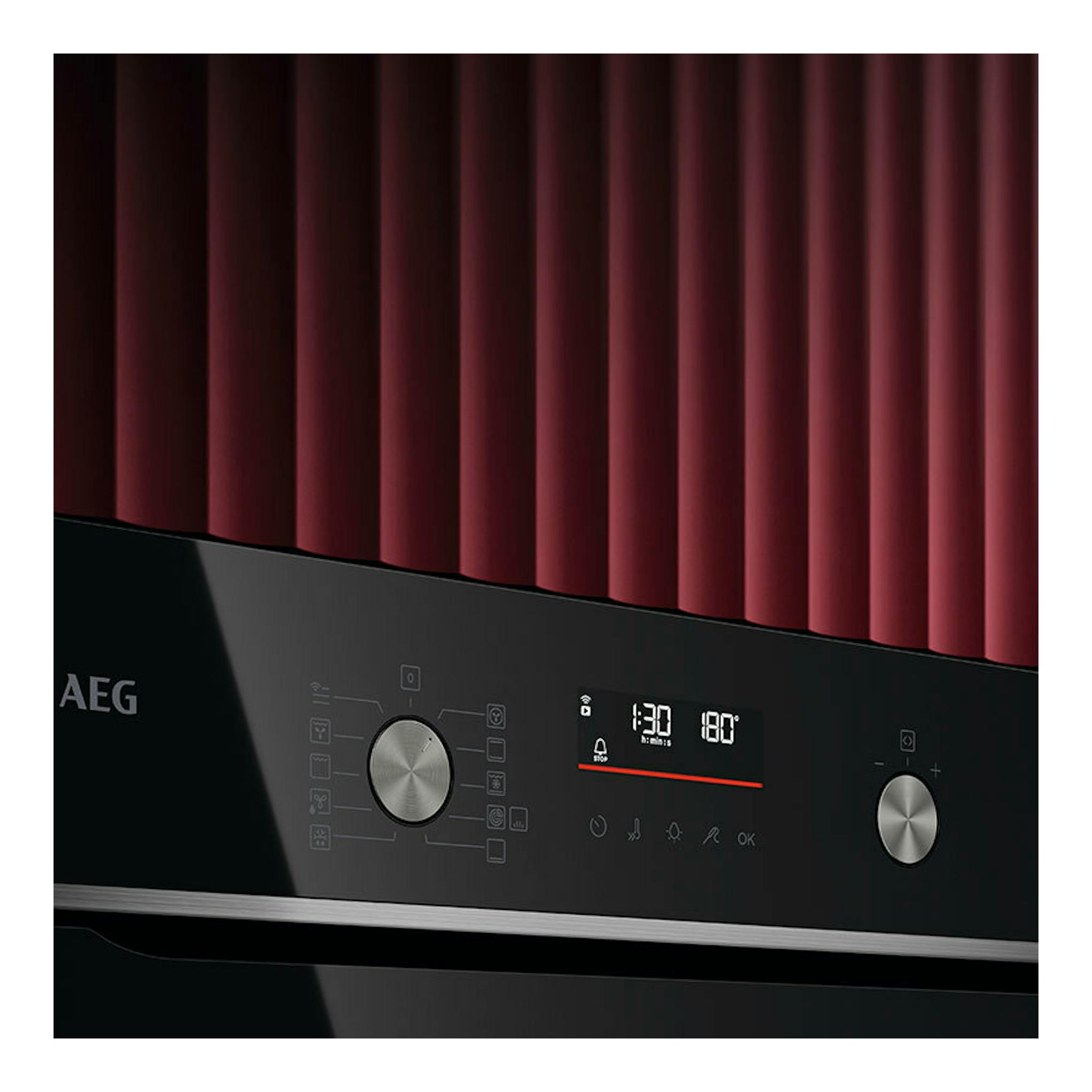 Horno AEG GS6PB51FAB negro, vista frontal parcial con panel digital y dos mandos plateados.