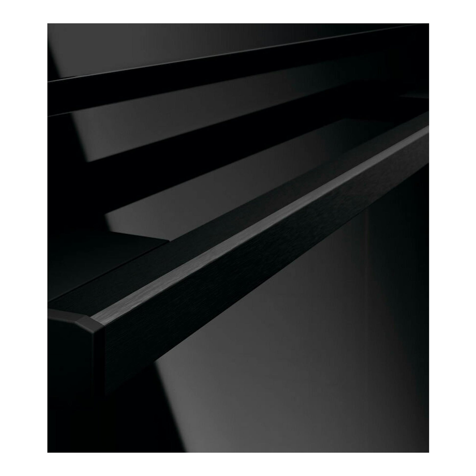 Horno AEG GU5PB41WSK de cristal negro, vista en primer plano del borde y tirador.