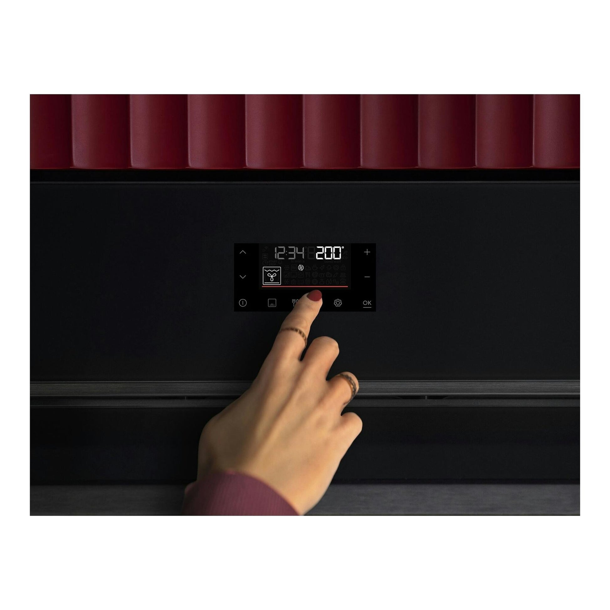 Horno AEG GU5PB43FPM negro, vista frontal del panel táctil con una mano pulsando la pantalla.