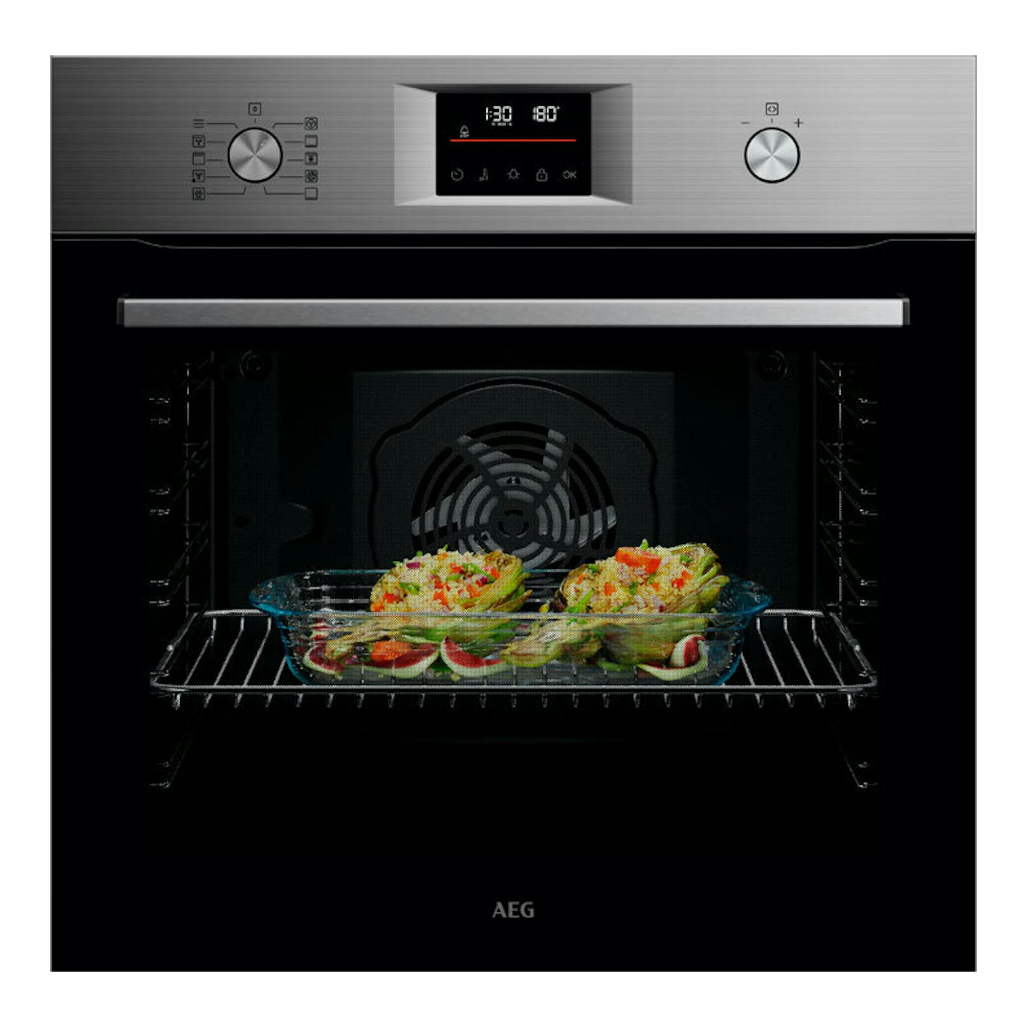 Horno AEG GU5PB43FSM inox, vista frontal, panel de acero con pantalla digital y bandeja con comida.