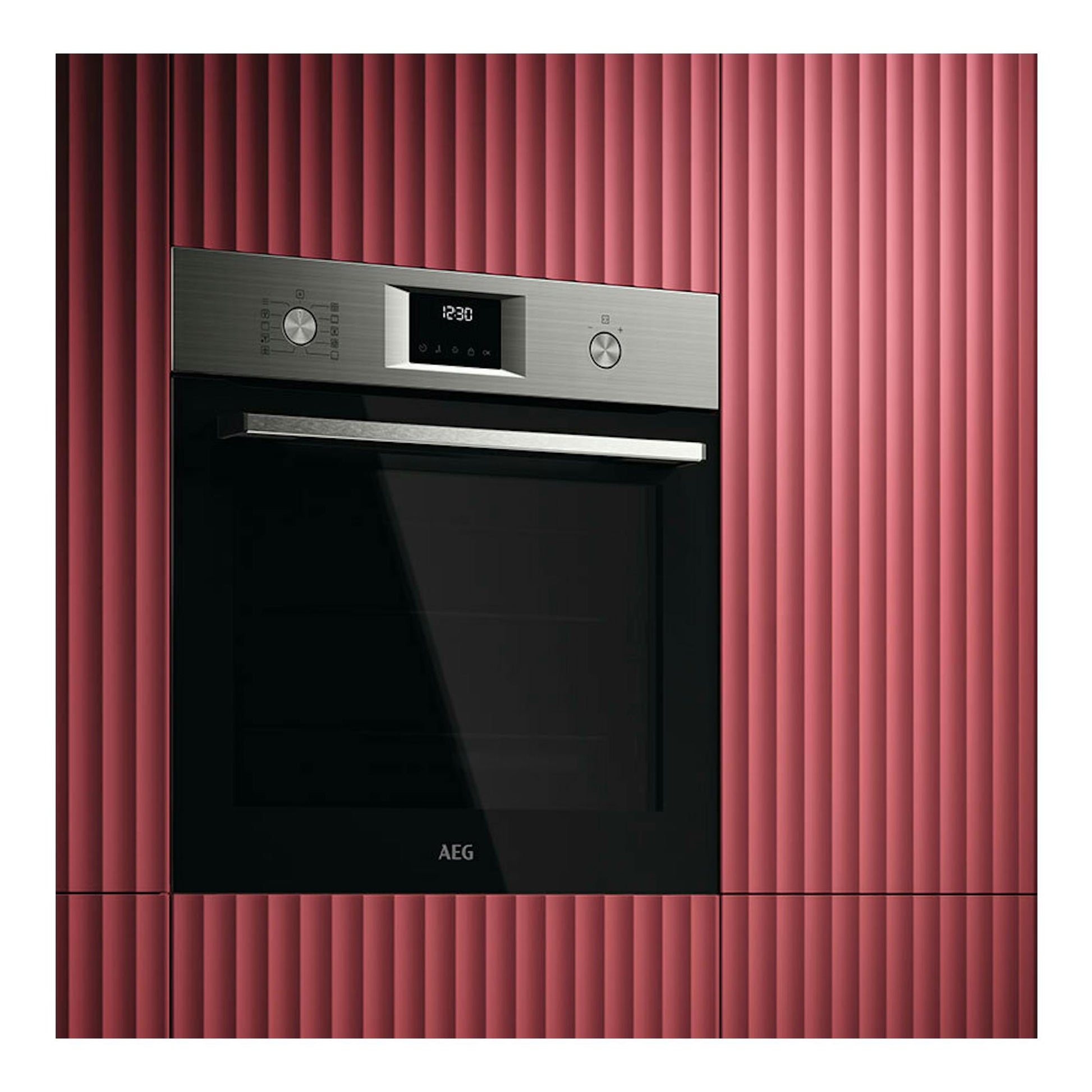 Horno AEG GU5PB43FSM en inox, vista frontal, con puerta negra y panel superior plateado.