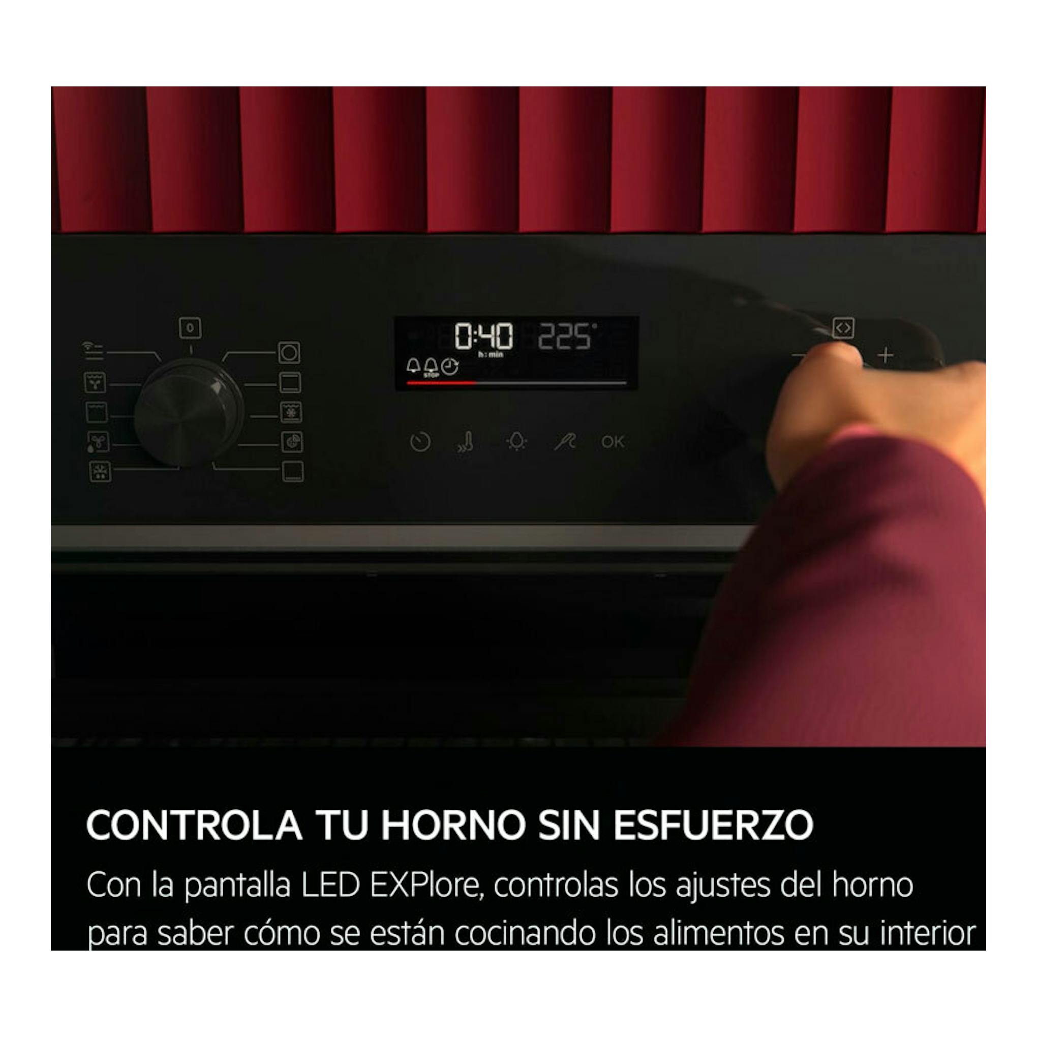 Vista frontal del panel de control de un horno AEG GU5PB43FSM inox, con pantalla LED y una mano girando el mando.