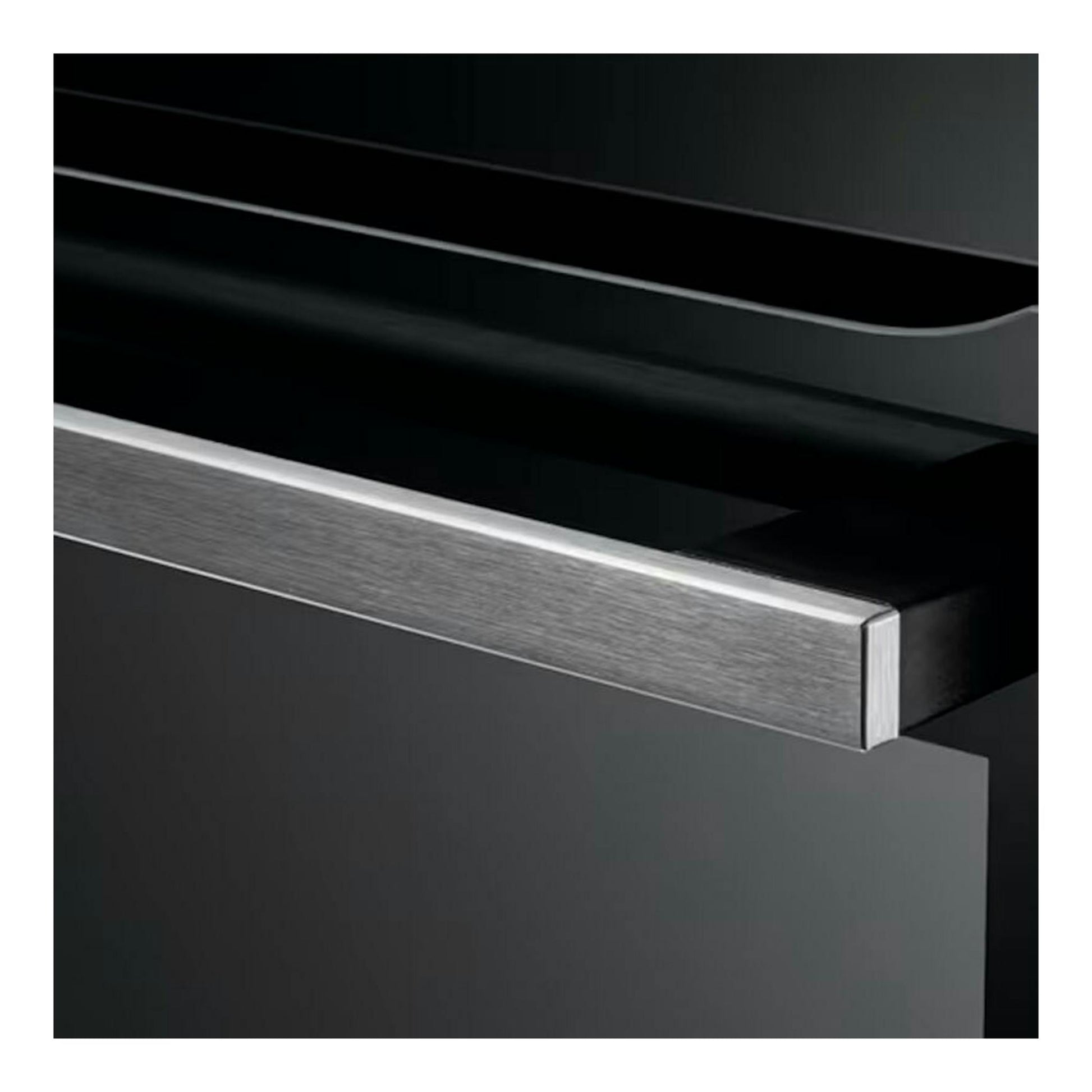 Horno AEG KEE542260M en inox y negro, vista frontal en detalle del tirador y la puerta.