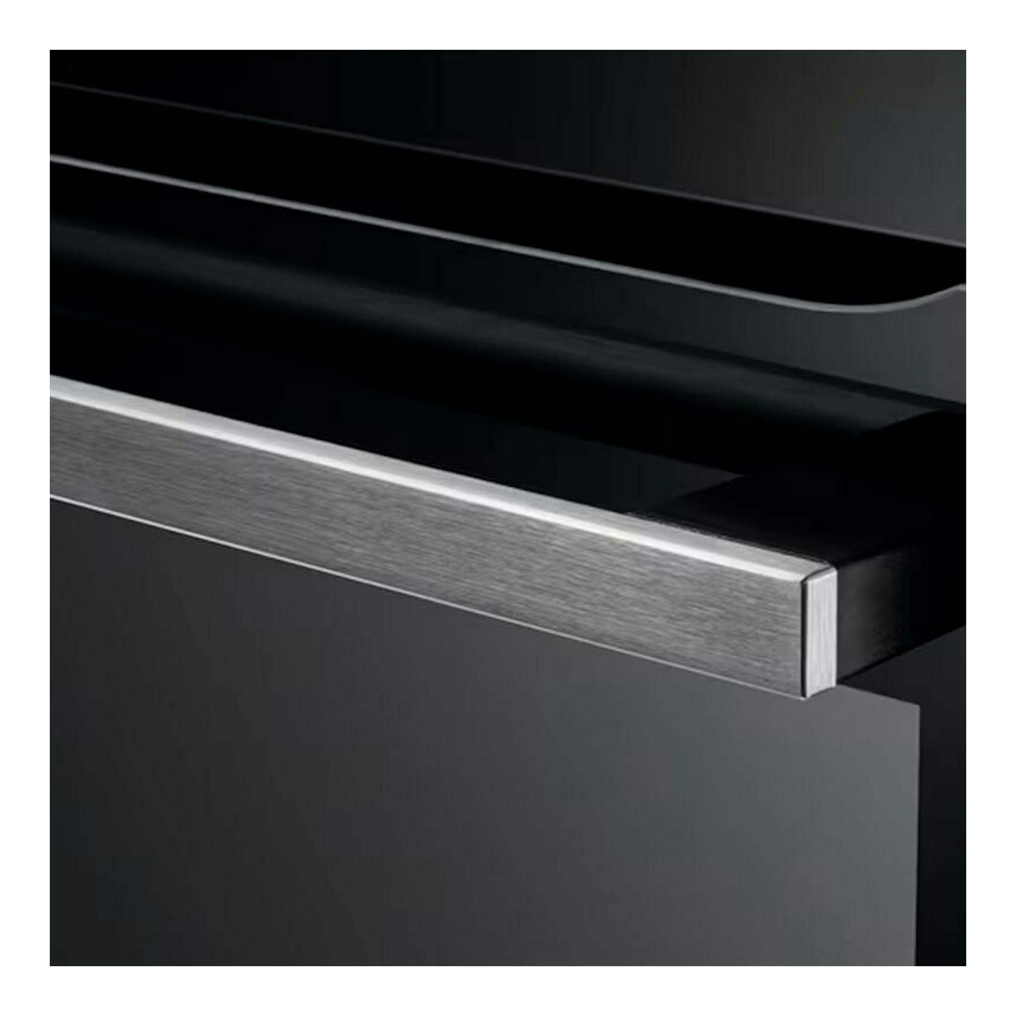 Horno AEG KEE542260M en inox y negro, vista frontal en detalle del tirador y la puerta.
