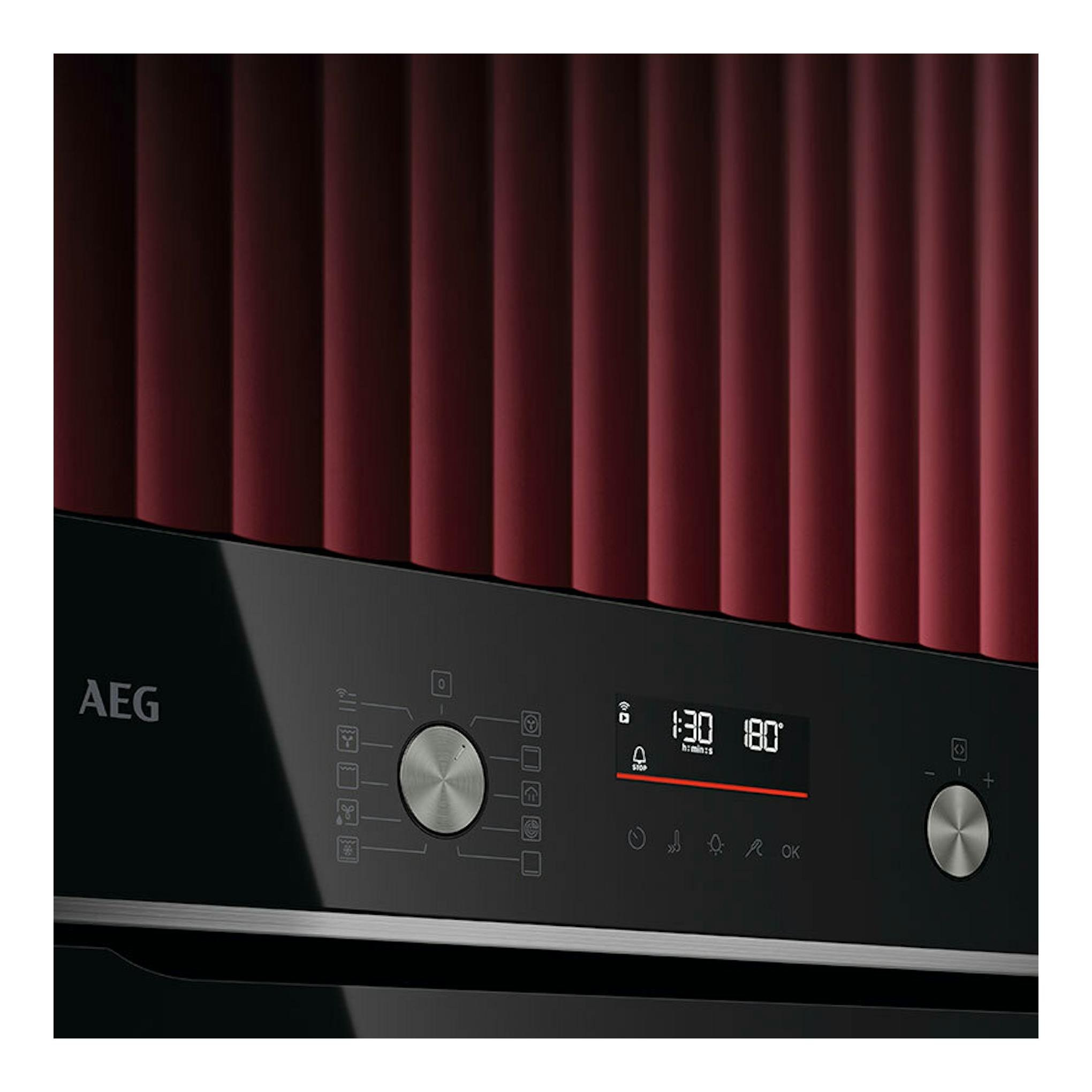 Horno AEG OA5PB531AB negro, vista frontal inclinada del panel de control con dos mandos y pantalla digital.