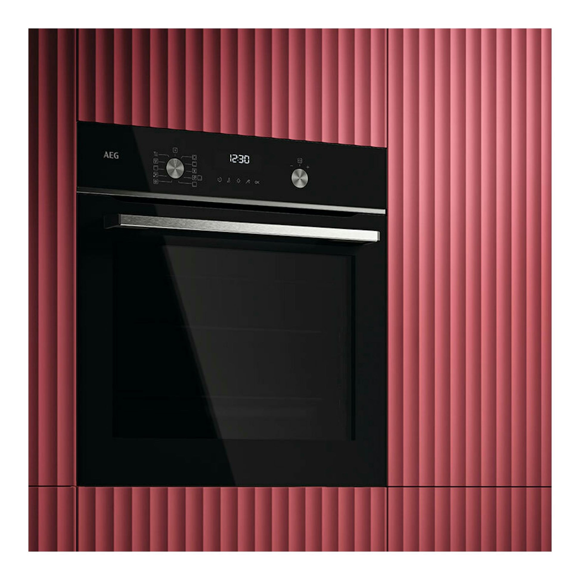 Horno empotrado AEG OA5PB531AB negro, vista frontal, con panel digital y puerta de vidrio.