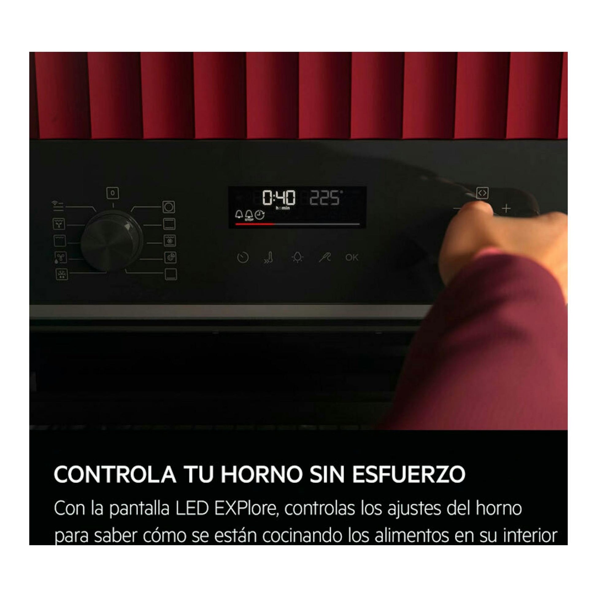 Horno AEG OA5PB531AB negro, vista frontal de la pantalla y mandos, con una mano ajustando el panel.