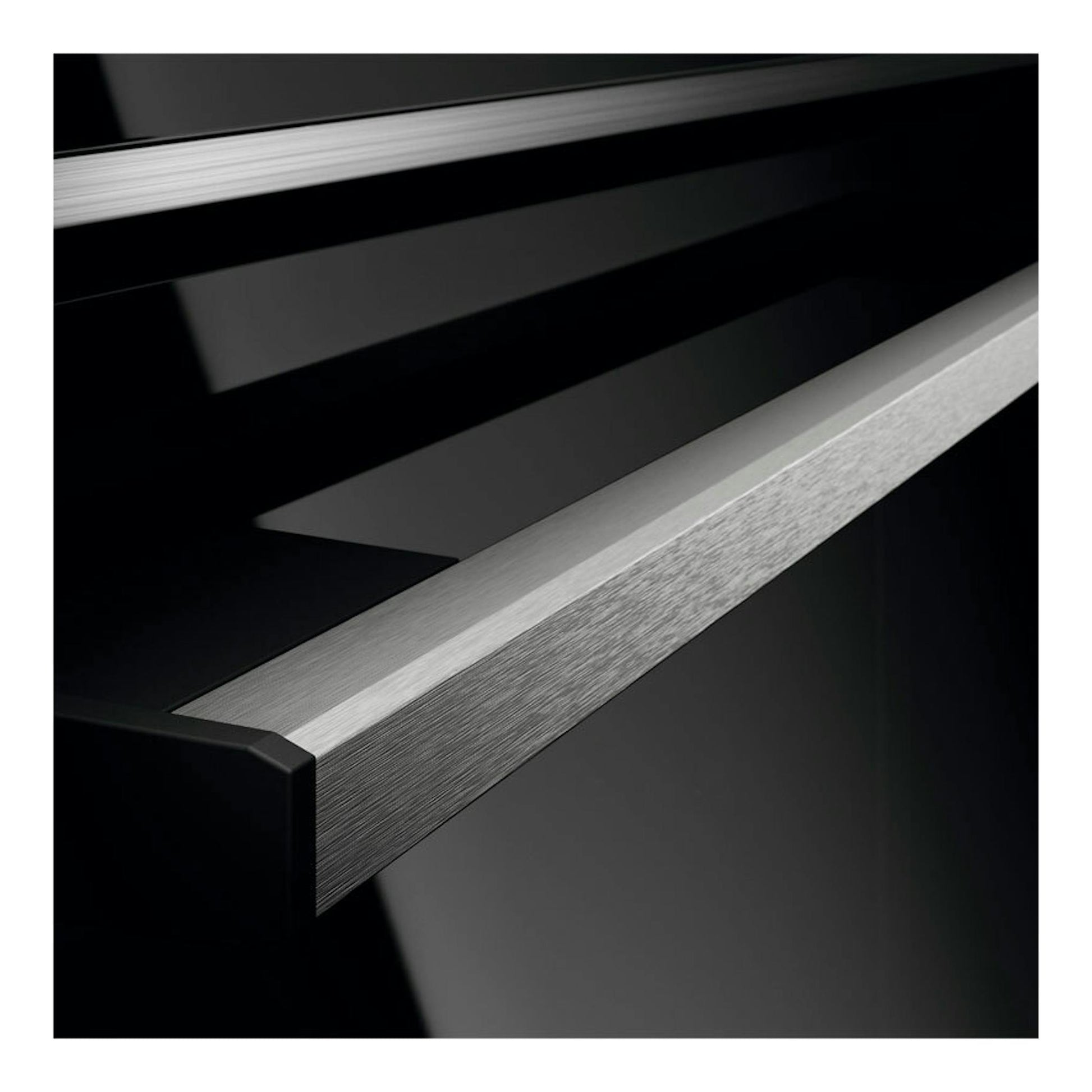 Horno AEG OR6PB51WSB de cristal negro, detalle en primer plano del tirador metálico.
