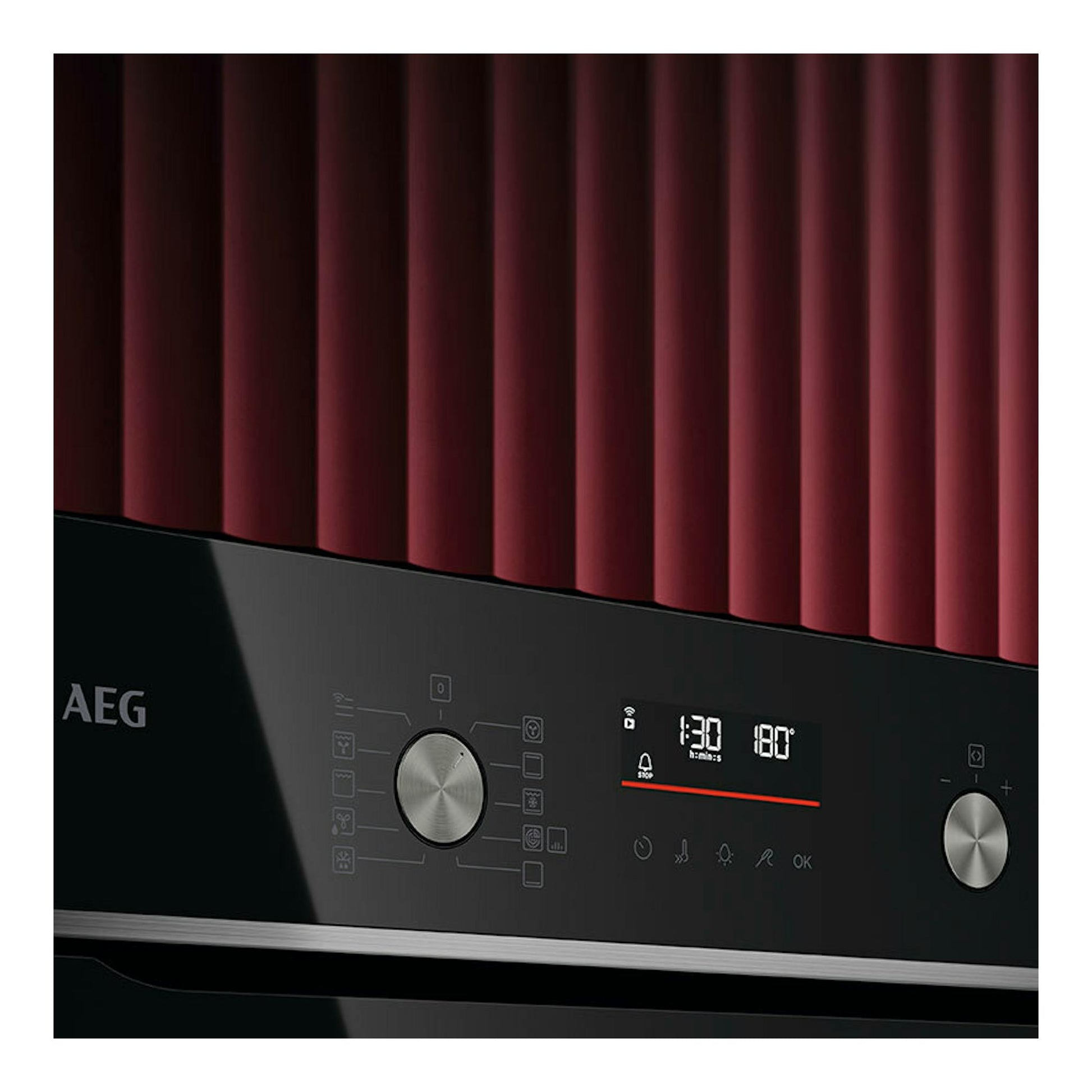 Horno AEG OS6PB511AB negro, vista frontal en ángulo del panel de control con pantalla y mandos.