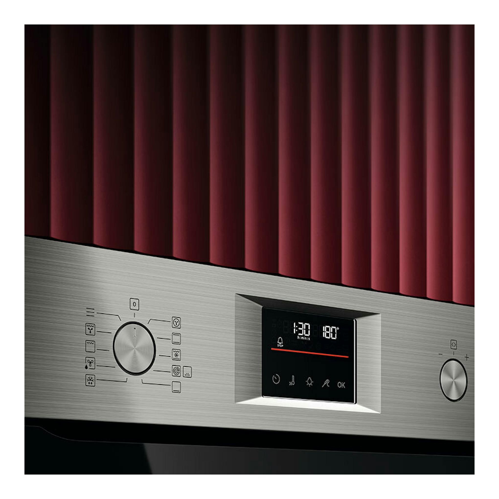 Horno AEG OS6PB51AM inox, vista frontal parcial del panel con mandos y pantalla digital negra.