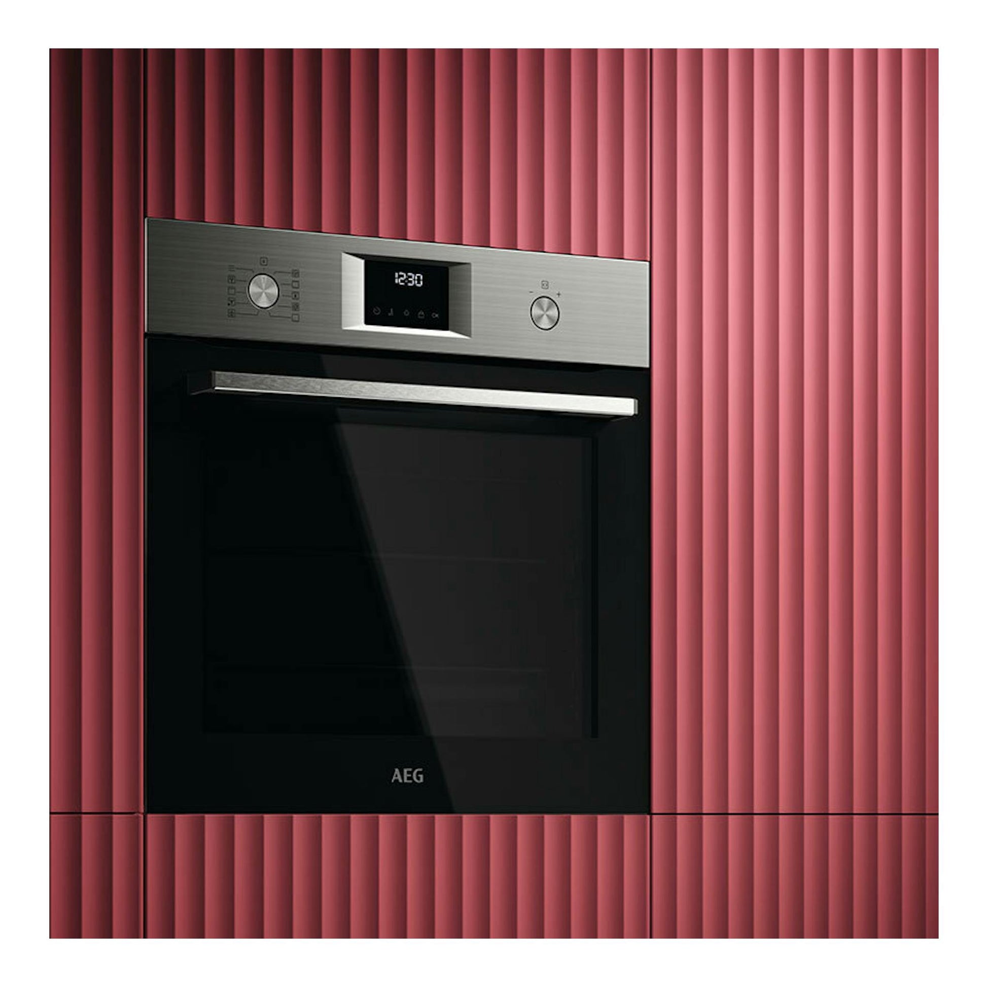 Horno empotrado AEG OS6PB51AM en inox y negro, vista frontal con panel digital y dos mandos.