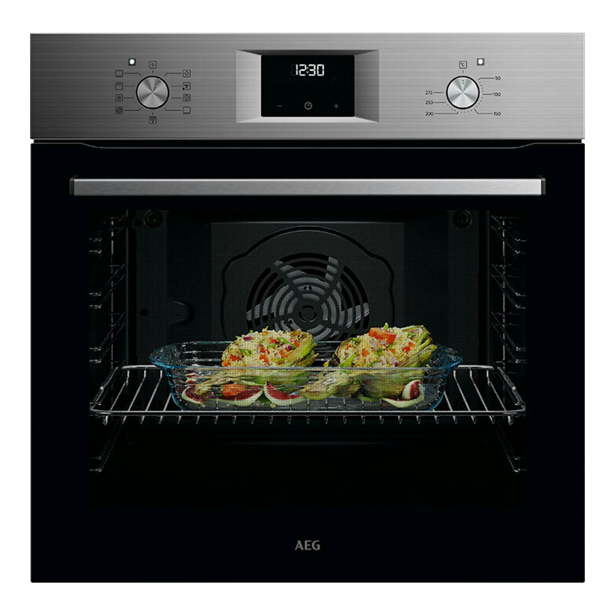Horno AEG OU5AB20SM inox, vista frontal con puerta abierta e interior negro con bandeja de comida.