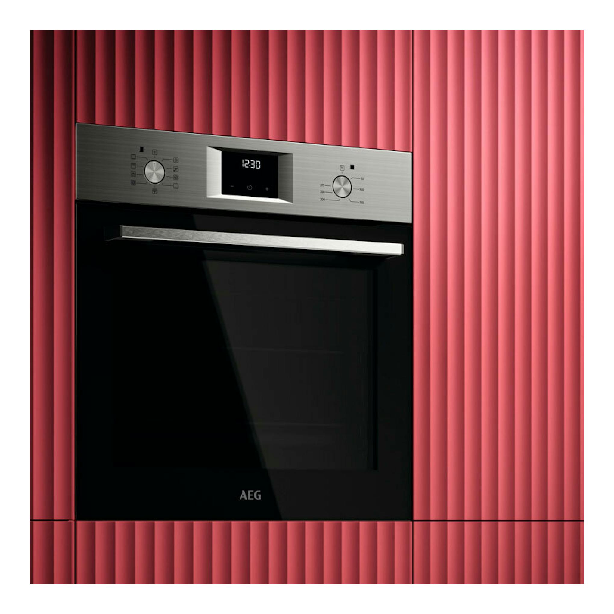 Horno AEG OU5AB20SM de inox y vidrio negro, vista frontal, con panel digital y dos mandos.