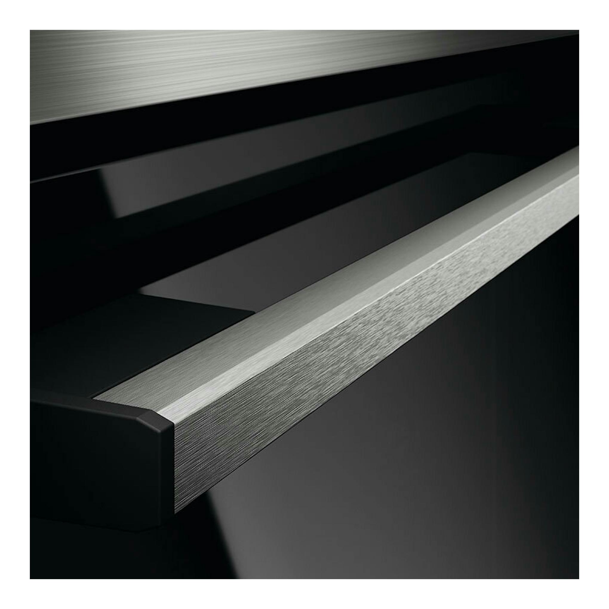 Horno AEG OU5AB21CM inox, primer plano de la puerta negra con asa de acero inoxidable.