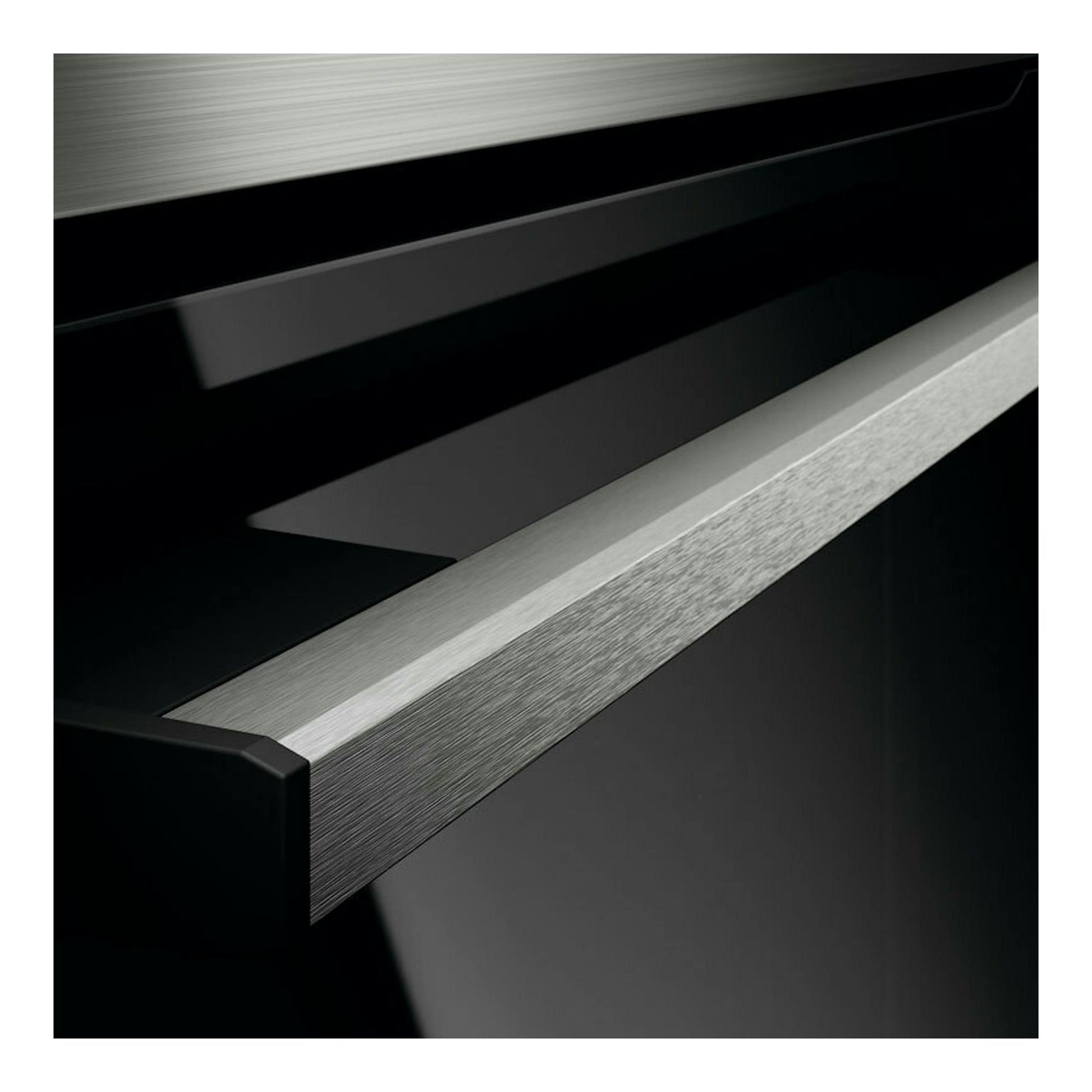 Horno AEG OU5AB21FSM inox, vista en primer plano del tirador metálico sobre puerta negra.
