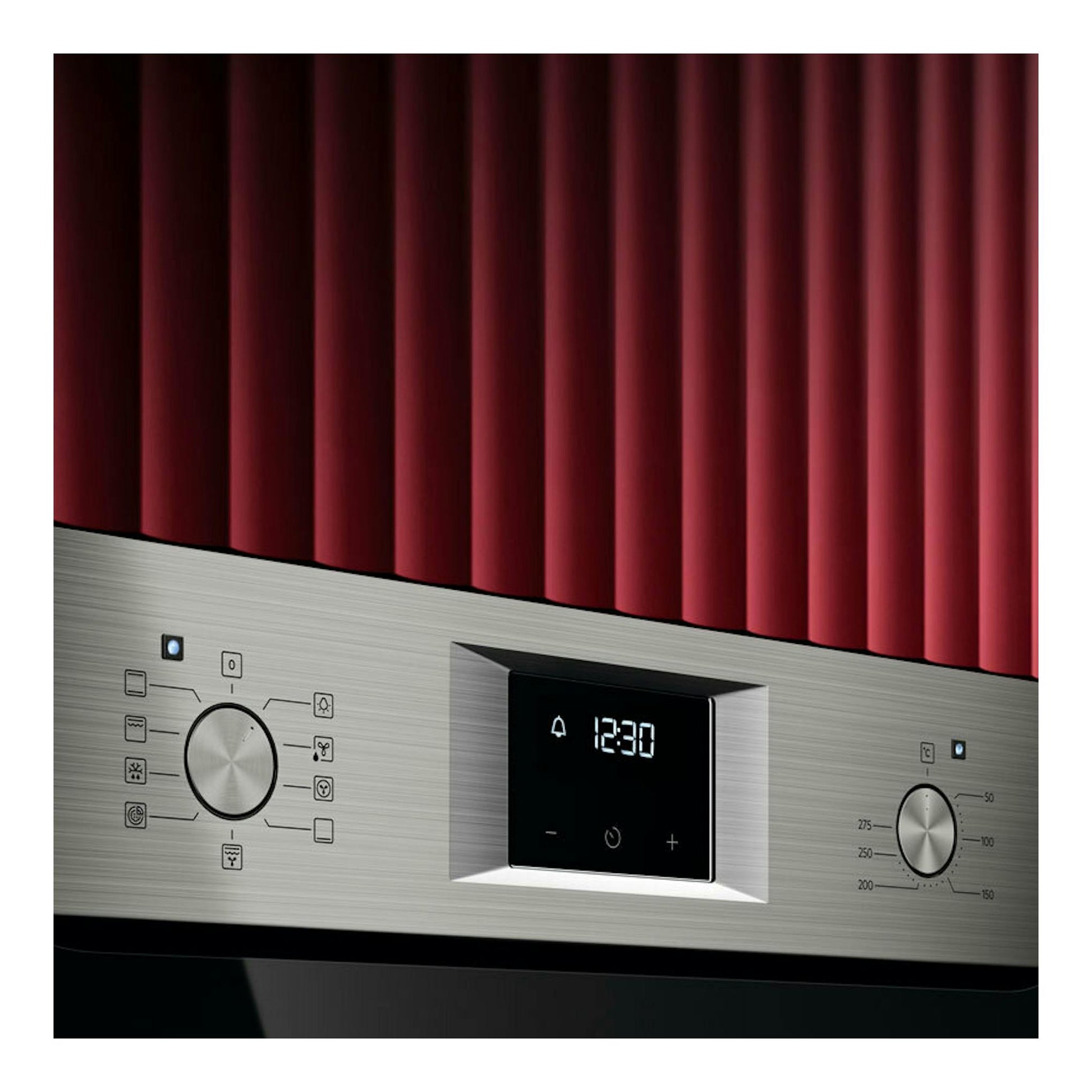 Horno AEG OU5AB21FSM inox, vista frontal parcial con panel digital, dos mandos y puerta negra.