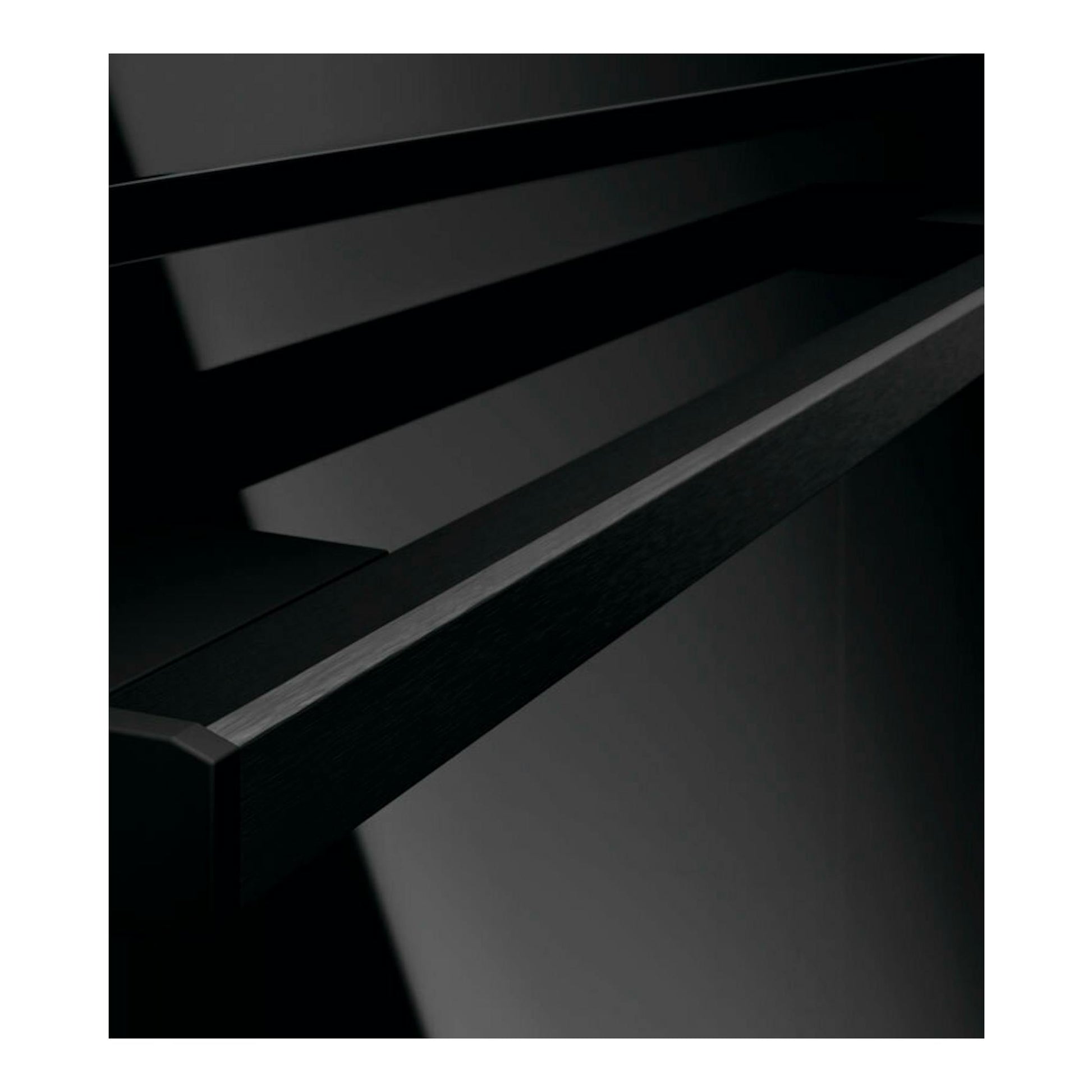 Horno AEG OU5PB40NSK de cristal negro, vista en primer plano del tirador y frontal.