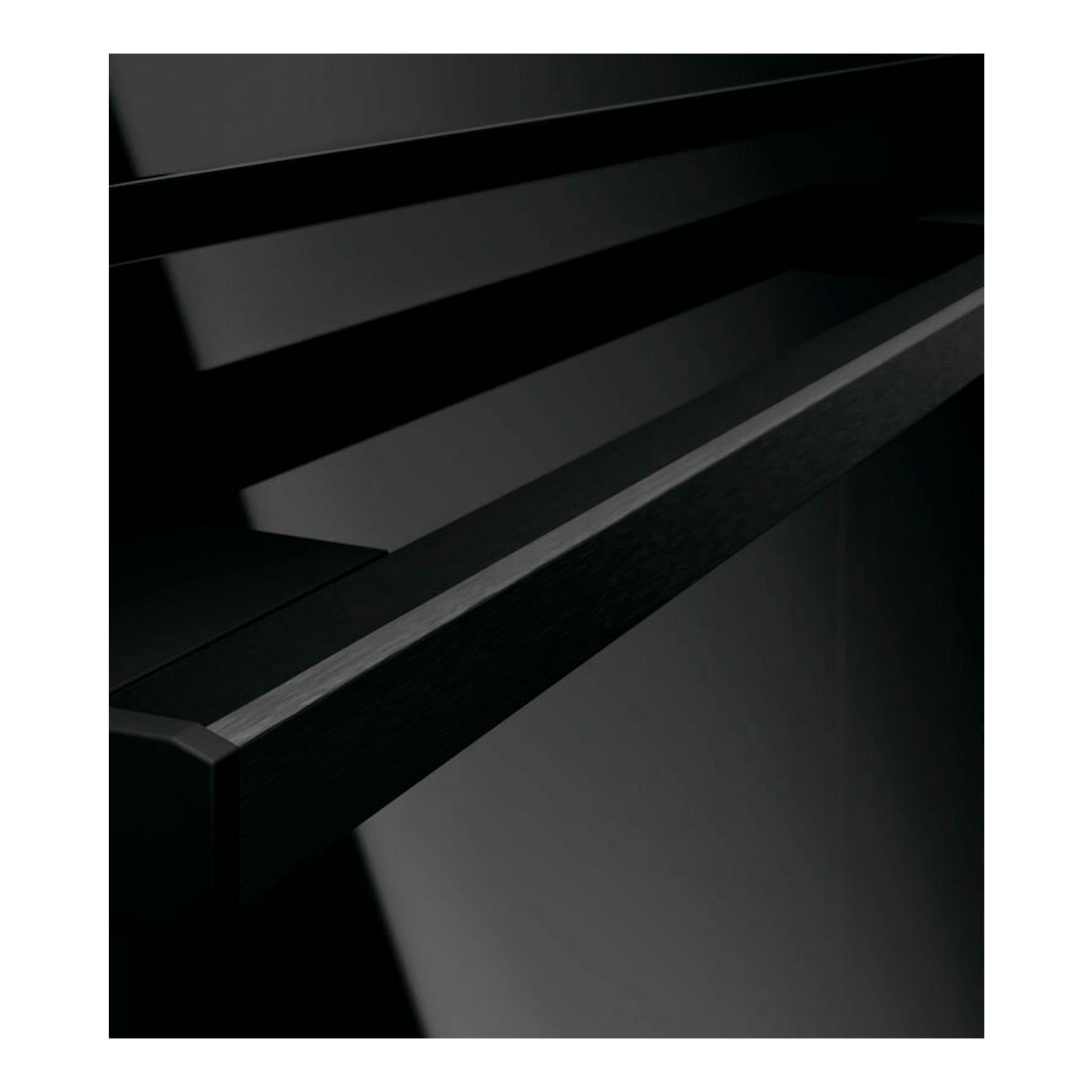 Horno AEG OU5PB40NSK de cristal negro, vista en primer plano del tirador y frontal.