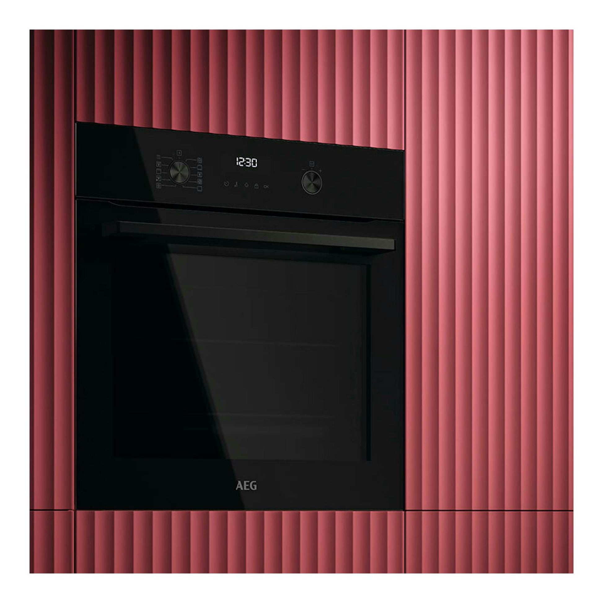 Horno empotrado AEG OU5PB40NSK de cristal negro, vista frontal con display y mandos.