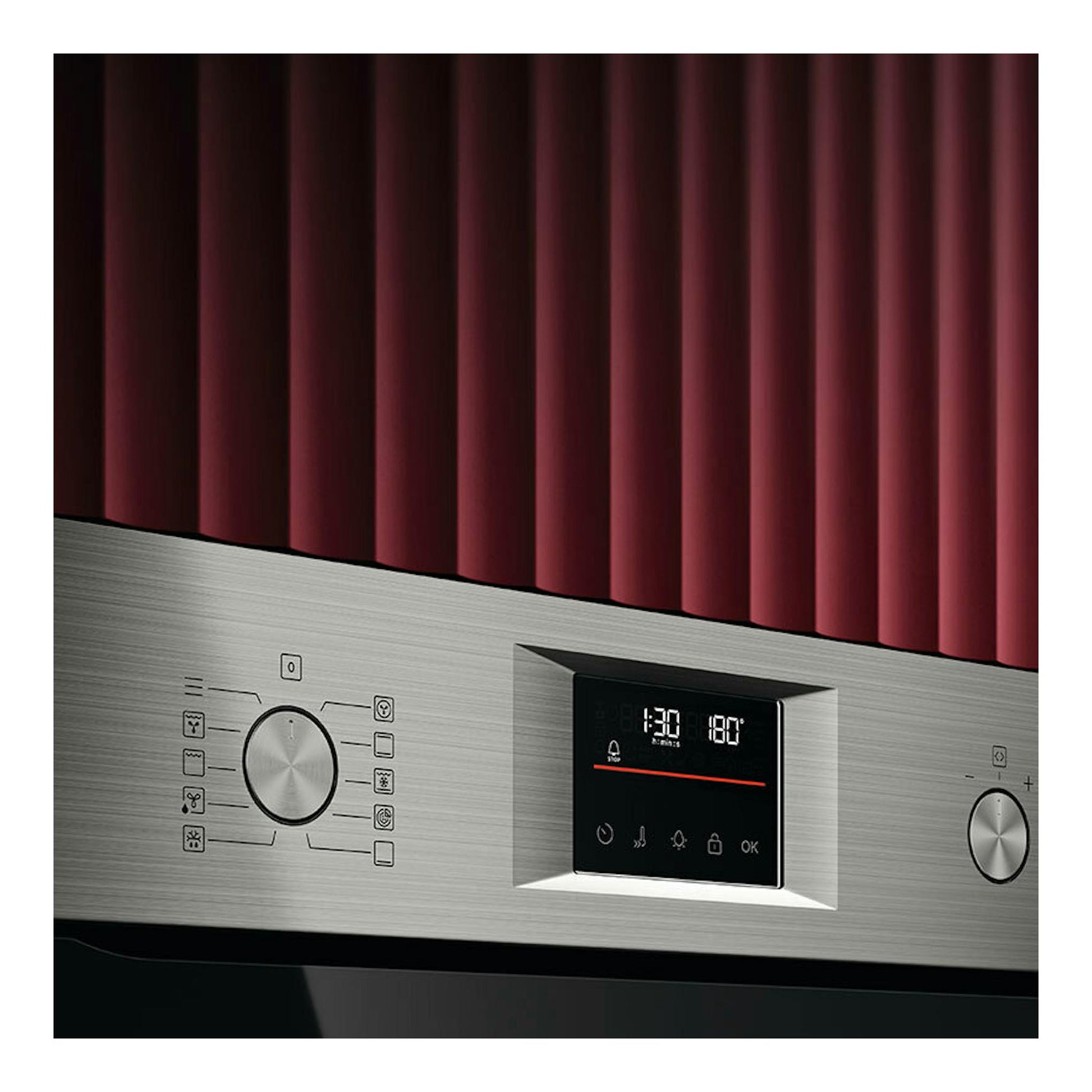 Horno AEG OU5PB40SM inox, vista frontal inclinada, panel inox con pantalla digital y mandos giratorios.