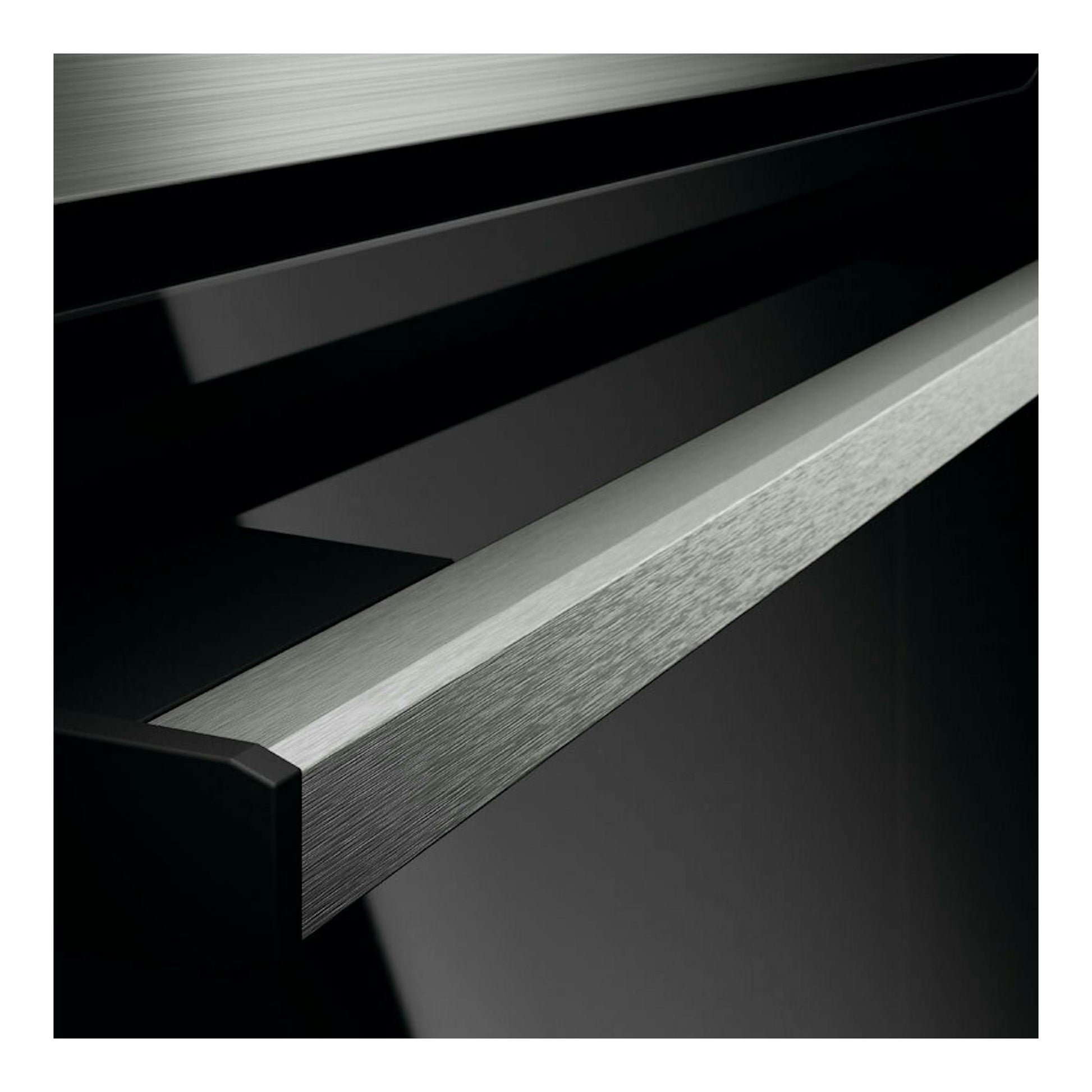 Horno AEG OU5PB40SM inox, primer plano en ángulo del tirador de acero inoxidable sobre puerta negra.