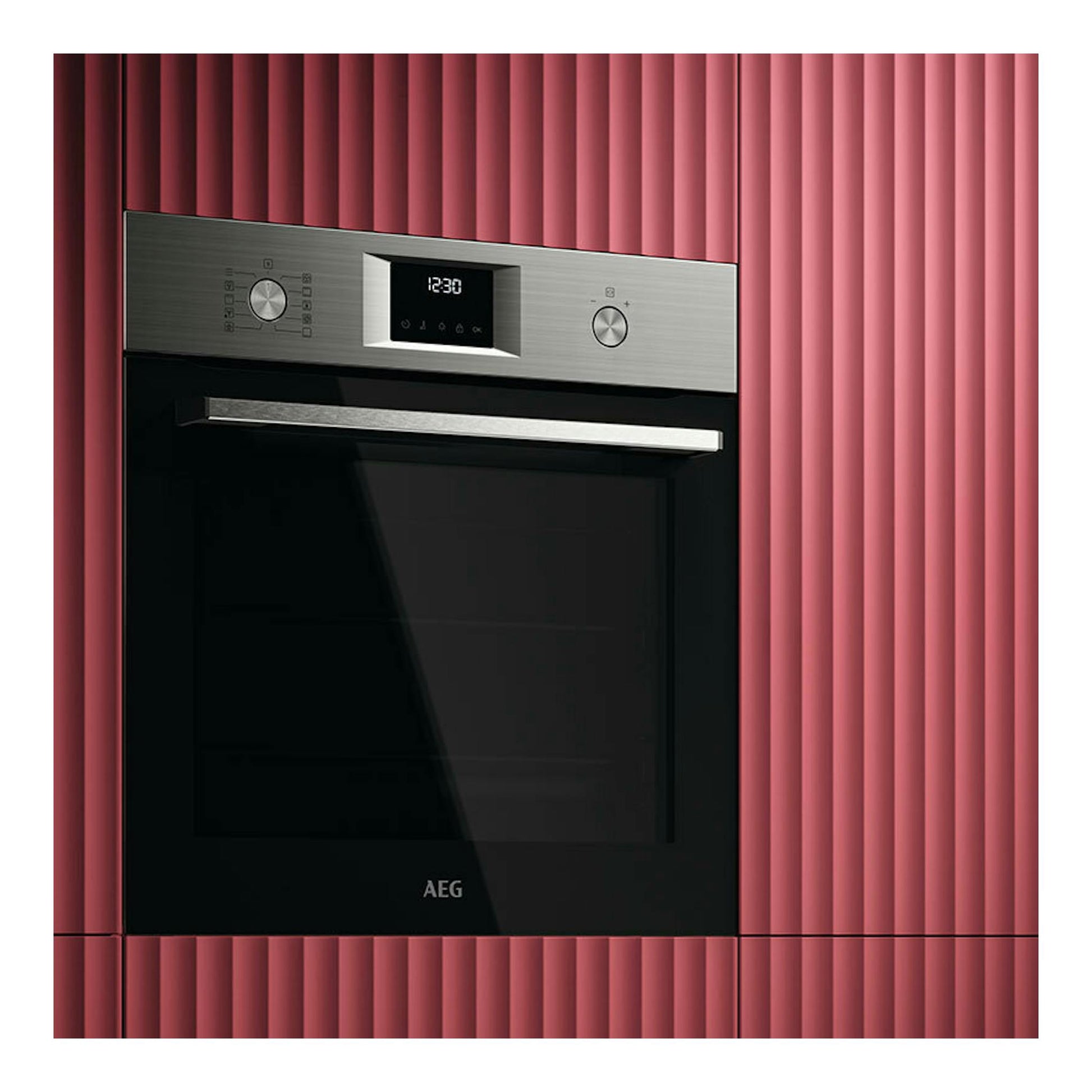 Horno AEG OU5PB40SM inox, vista frontal, con panel digital, mandos plateados y puerta de cristal negra.