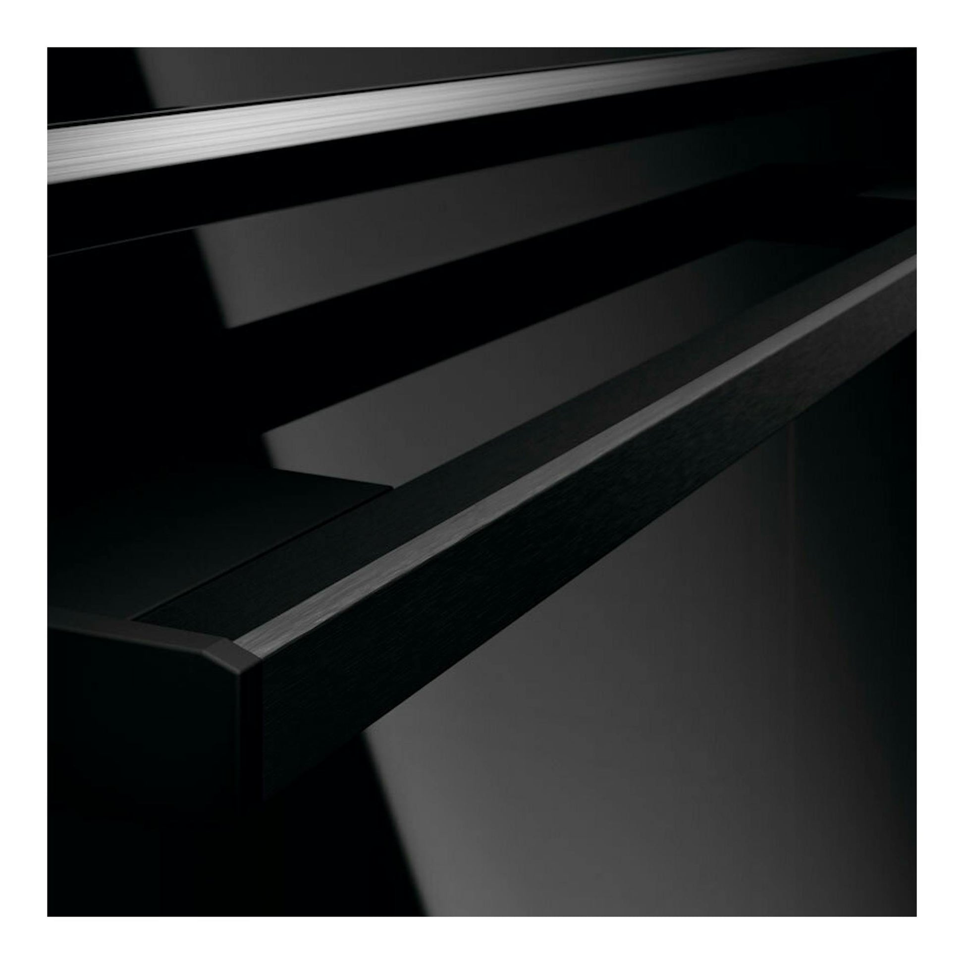 Horno AEG OU5PB41WSB de cristal negro, vista frontal en primer plano del tirador.