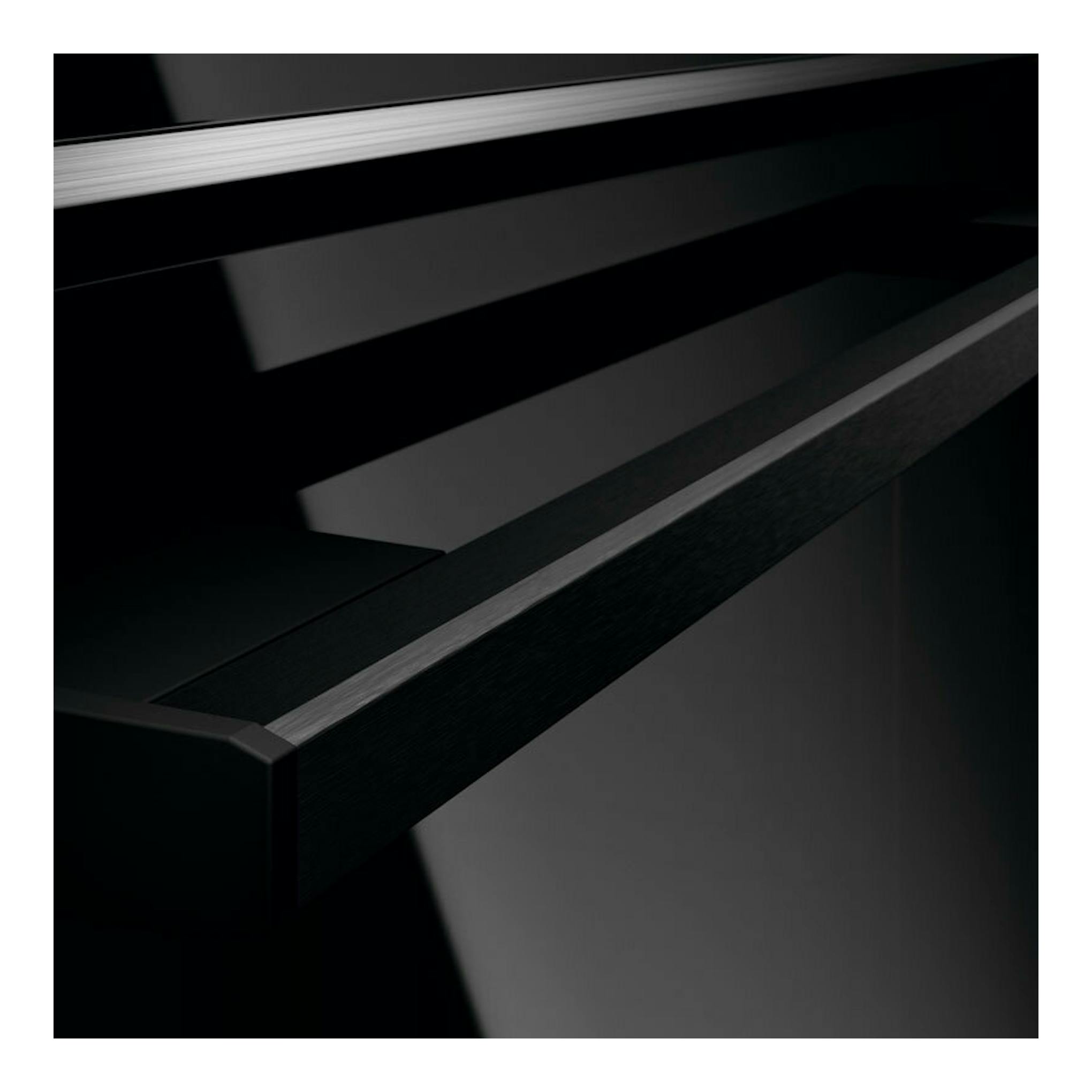 Horno AEG OU5PB41WSB de cristal negro, vista frontal en primer plano del tirador.
